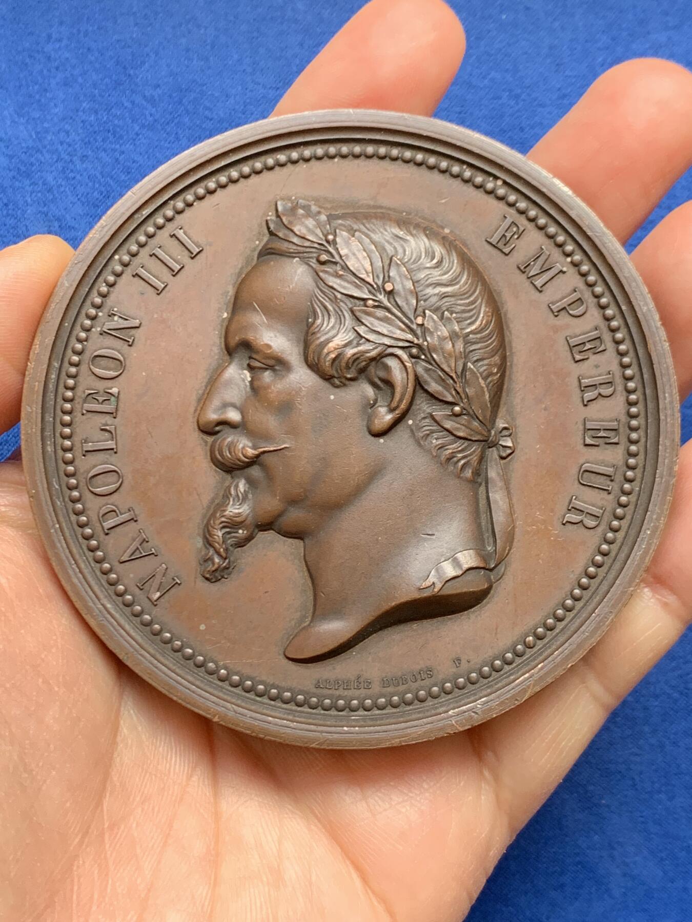 《竞宝斋》第468场 周日，周一 2场连拍 （全场包邮）欢迎送拍 1866年法兰西第二帝国滨海布洛涅国际渔业博览会纪念大铜章 254.1克 81mm 蜜蜂铜 原铸章 作者阿尔菲·杜布瓦，此枚以渔业为主题的奖章极为罕见。高品好细节，双面超高浮雕。