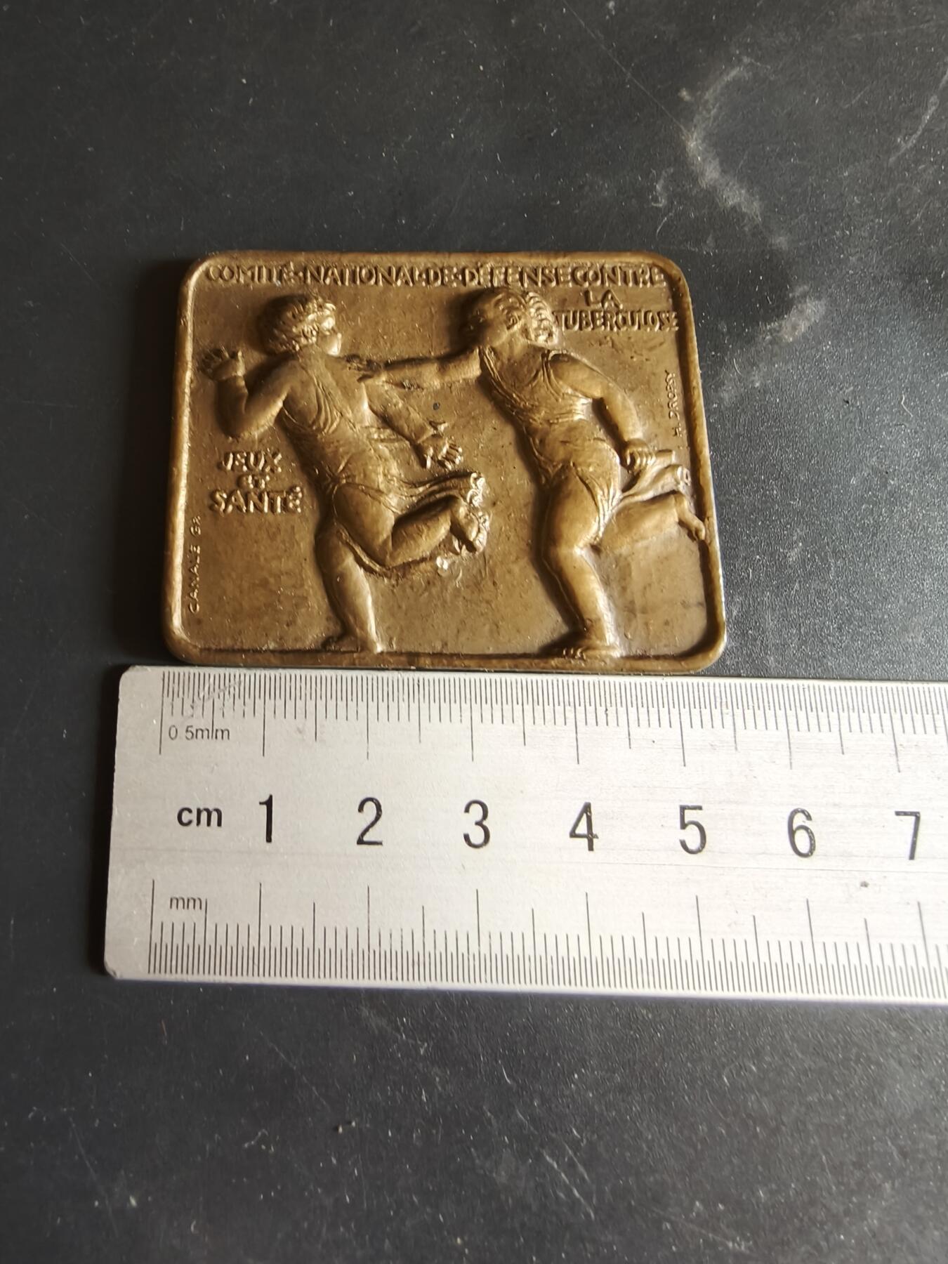 老王徽章第186期 法国对抗结核病委员会方形大铜章     原盒     尺寸55×43mm    重量65.2g