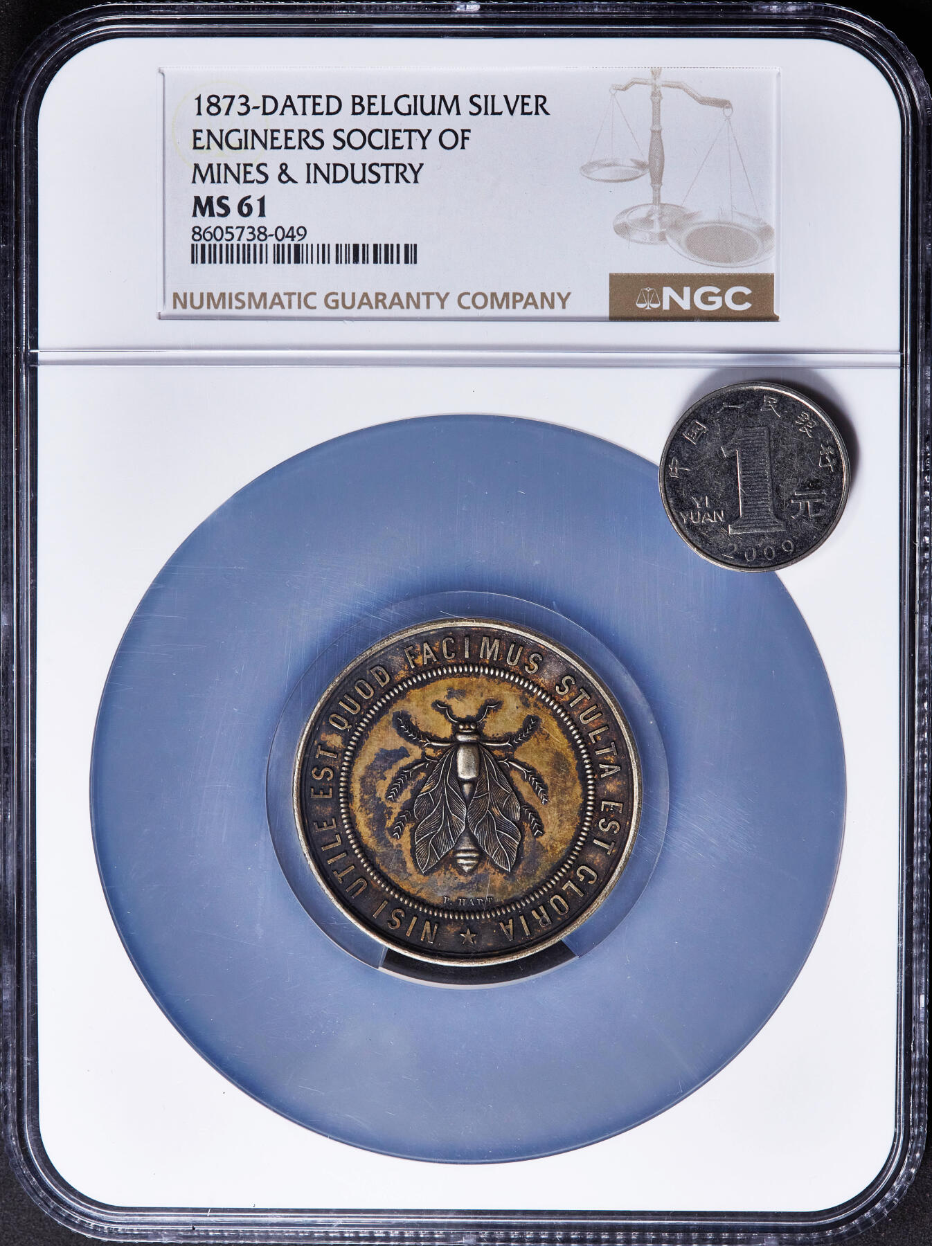 【俄甄集藏】2026年(049)03-18星期三 晚 19:30 全场包邮 比利时1873年埃诺省矿业与工业工程师协会镀金大银章，NGC MS61，蜜蜂设计精美，著名雕刻师哈特作品，授予阿尔方斯·布里亚特，直径：46mm，稀有品种