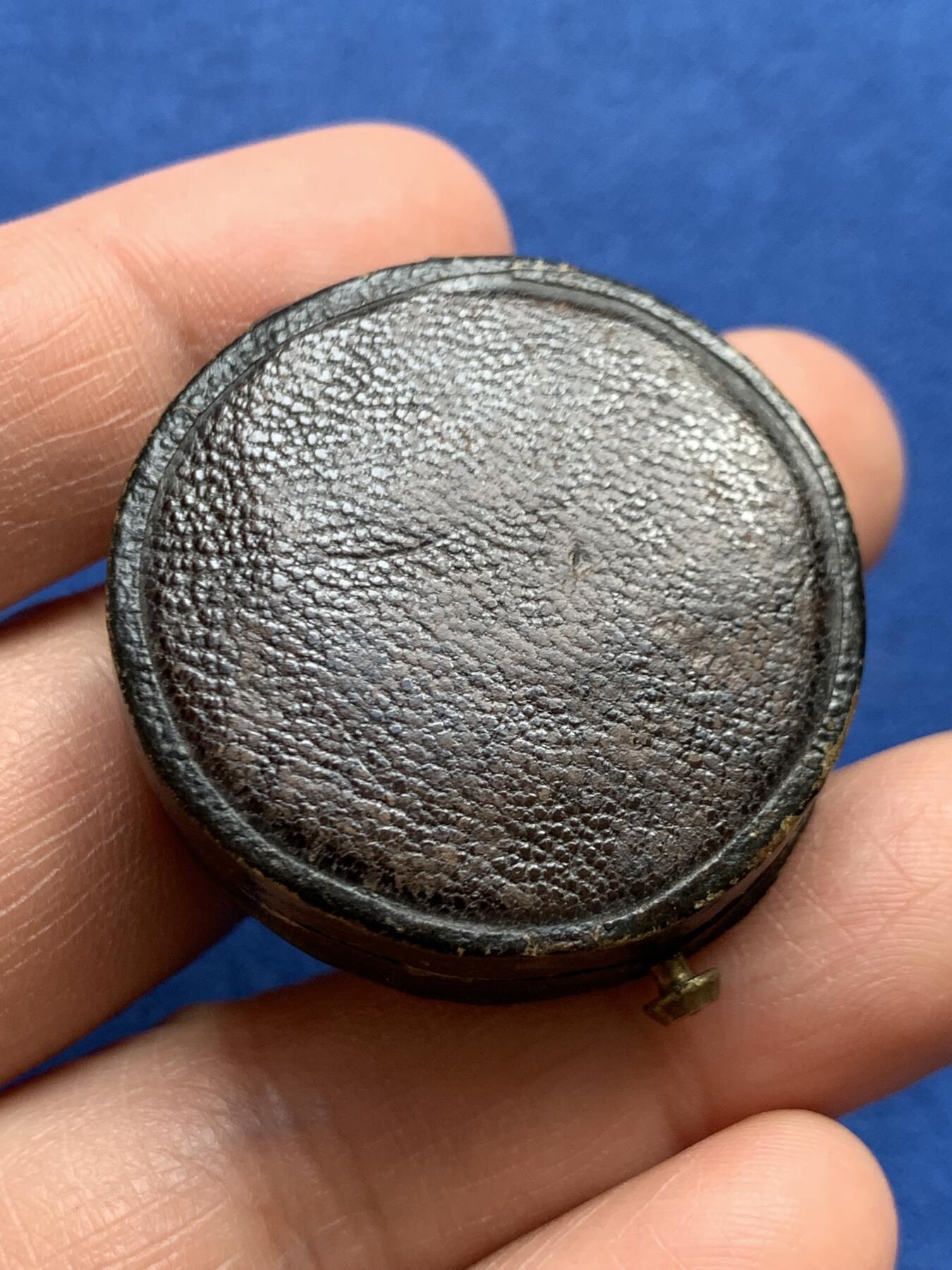 《竞宝斋》第468场 周日，周一 2场连拍 （全场包邮）欢迎送拍 法国婚礼银章 11.85克 30.1mm 背面无刻字 蜜蜂银标 带盒