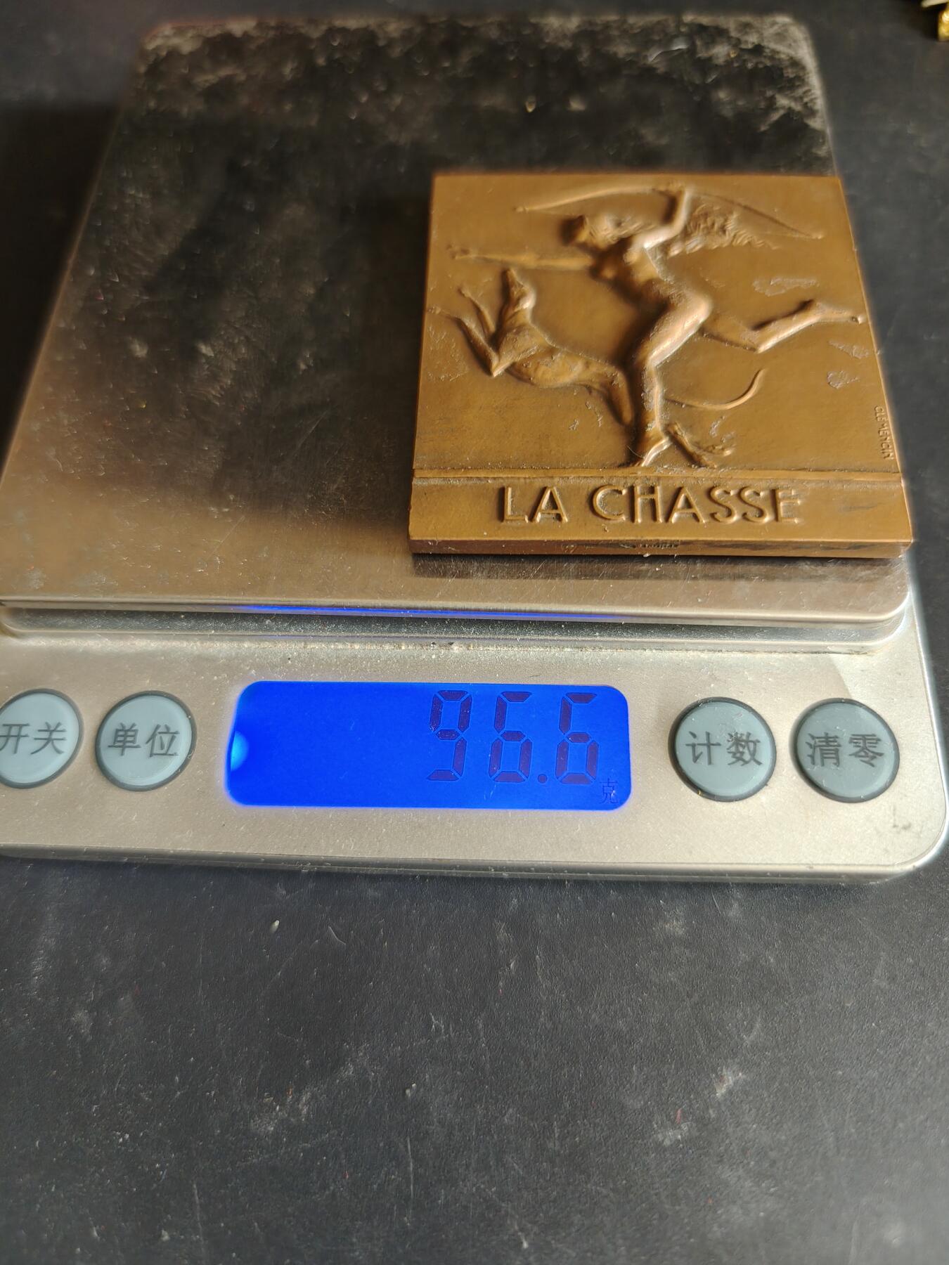 老王徽章第186期 法国省级高级狩猎联合会方形大铜章     大师莫隆与Clemenich联合创作     尺寸50×52mm     重量96.6g