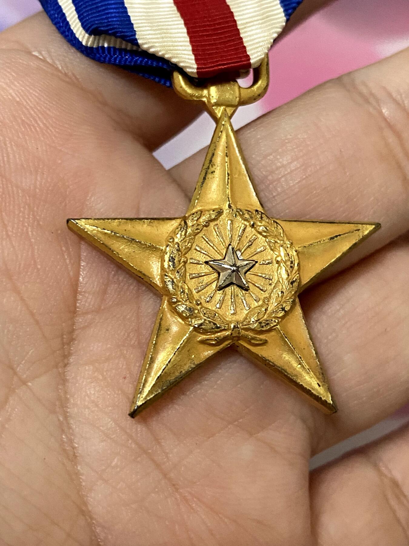 美德苏勋章奖章拍卖 本次各种都有 取消了保留价模式  德因原因只上2-3图 具体的想要的请联系我要完整图。都经过讨论未标明则全部是原品，保真 放心拍。3月4日晚上九点结束在麦稀奇 找不到的加我qq或者微信都是184277308备注苏章拍卖。