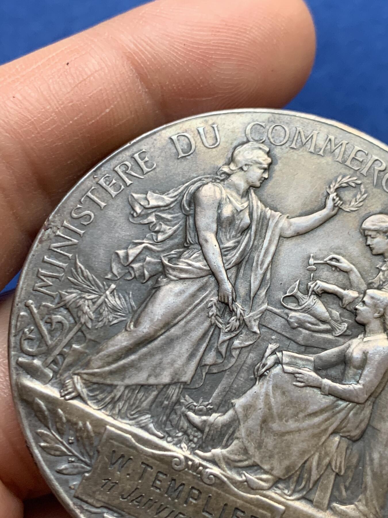 《竞宝斋》第468场 周日，周一 2场连拍 （全场包邮）欢迎送拍 1903年法国商业和工业部博雷尔大银章，少见品，带原盒，名家”Borrel“雕刻品相佳。正面雕刻花环玛丽安娜女神像，背面则是玛丽安娜女神为工人及商人授予桂冠。细节满满。铭文”工商联合会”，“艺术麦朵尔收录经典名章”，直径：50mm，重：60.5g，丰饶角银标