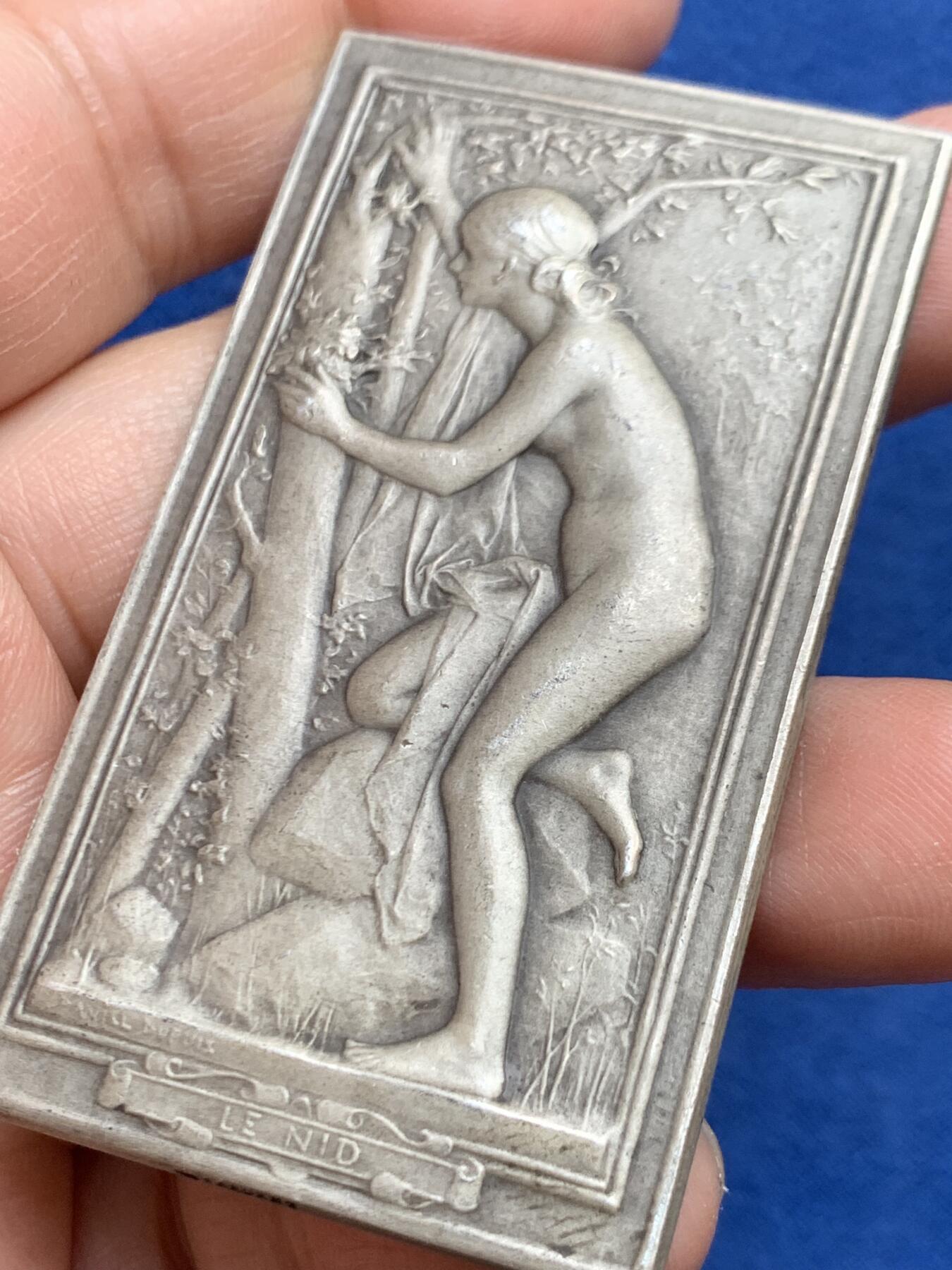 《竞宝斋》第468场 周日，周一 2场连拍 （全场包邮）欢迎送拍 法国 名家丹尼尔·杜普伊作《巢》方型纪念银章 59.5g 66*37.2mm 丰饶角1银边铭 好品