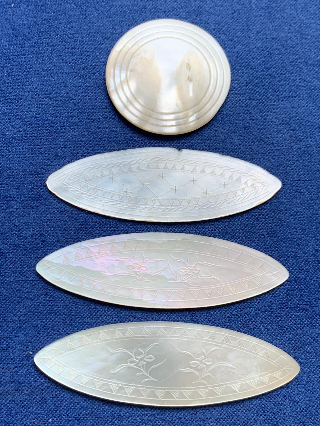 《竞宝斋》第468场 周日，周一 2场连拍 （全场包邮）欢迎送拍 四枚一组 英国一线回流清螺钿贝母筹码。菱形或椭圆形，手工精雕，莹光宝气。