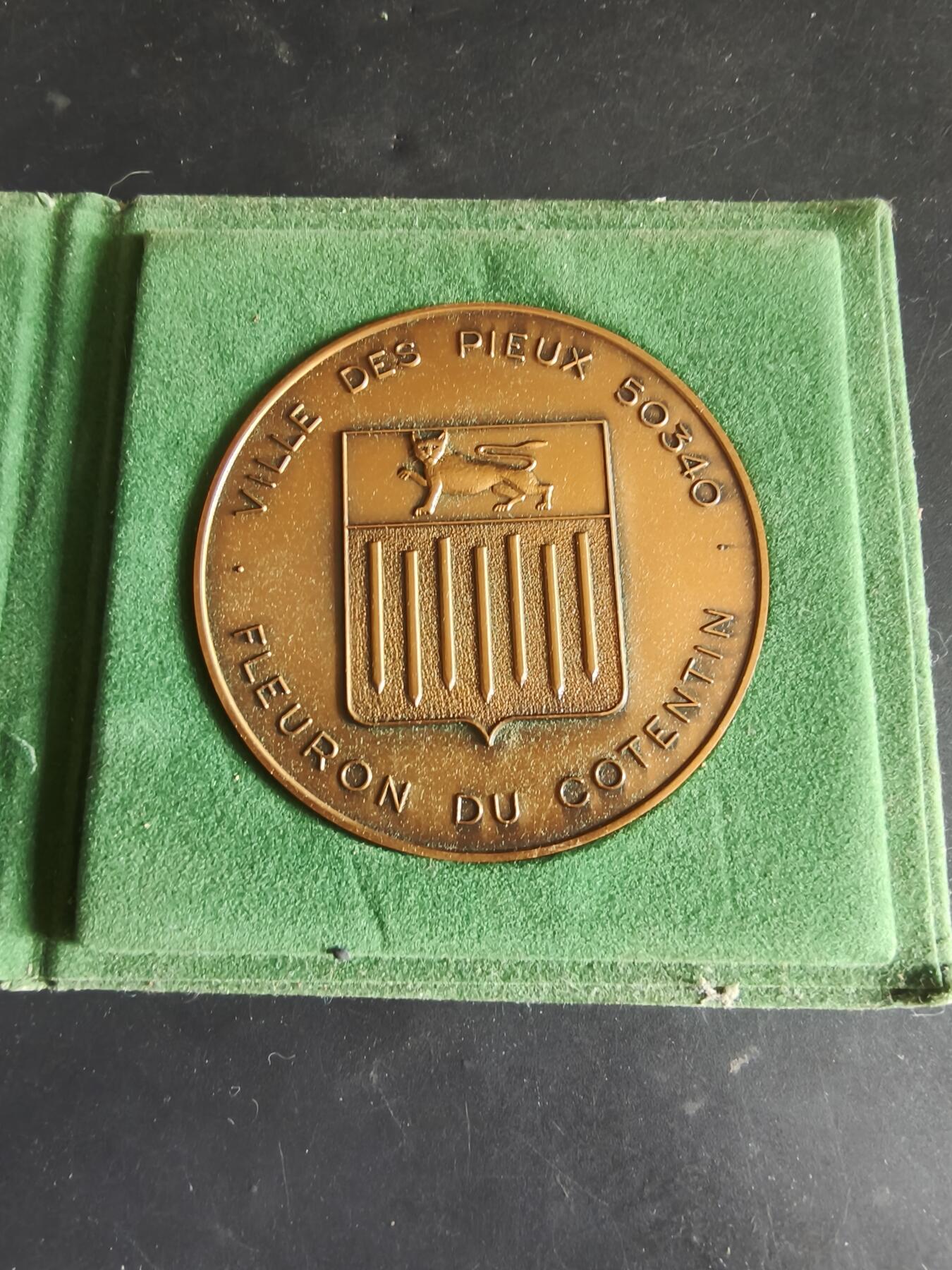 老王徽章第186期 法国诺曼底大区芒什省列皮厄市大铜章    原盒    直径68mm    重量132.6g