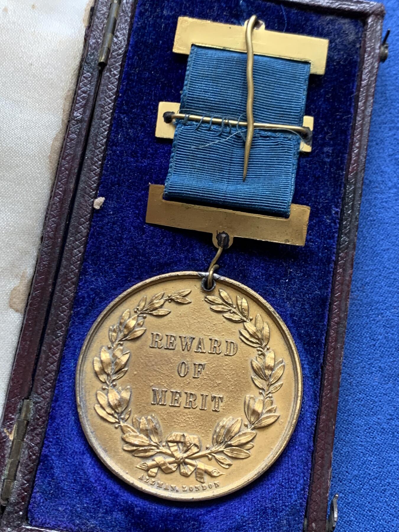 《竞宝斋》第468场 周日，周一 2场连拍 （全场包邮）欢迎送拍 英国19世纪行为良好白色金属镀金奖章，少见的行为良好镀金挂章，正面为丰饶角交叠于蜂房之下，品相好，带原盒，总重约36.1克。