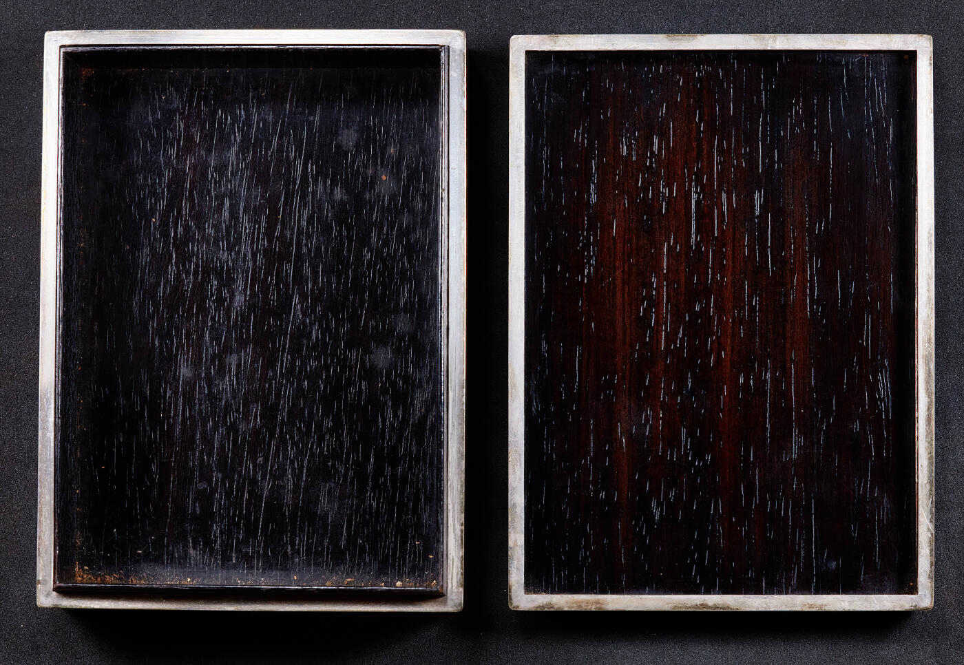 【俄甄集藏】2026年(049)03-18星期三 晚 19:30 全场包邮 日本大正时期奈良生駒製古董银质烟具一套，火柴壳长：57mm，宽：38mm，厚：20mm；烟灰缸长：97mm，宽：73mm，高：40mm；烟丝盒长：135mm，宽：98mm，高：40mm；置物盒长：72mm，宽：50mm，高：15mm，总重量：509.5克，925银