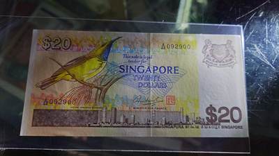 世界钱币～微拍第238期暨2026年第19期  部分尾货整理陆续低价起拍清仓 - 1979年新加坡鸟版20元 全新有瑕疵（如图边缘软折因为一刀的最后一张）