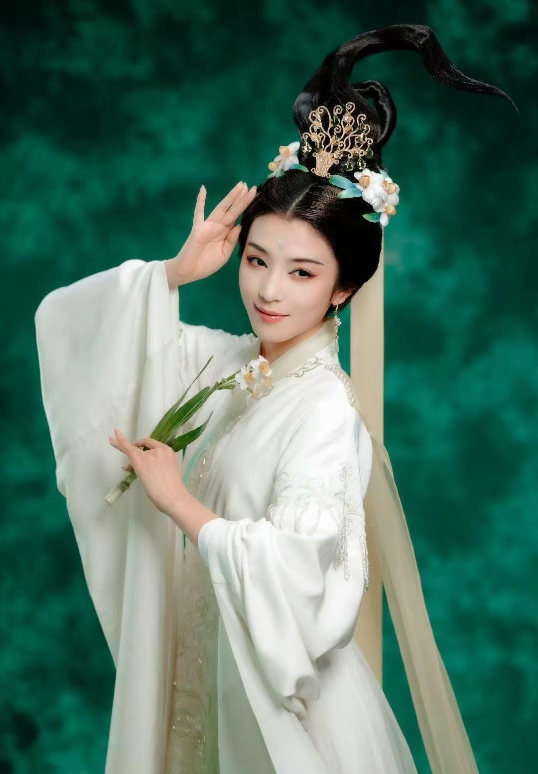 零元拍：凌波踏月，岁序归圆。2026马年春晚《贺花神》腊月水仙花神，越剧名家李云霄亲签水仙花神洛神甄宓春帖