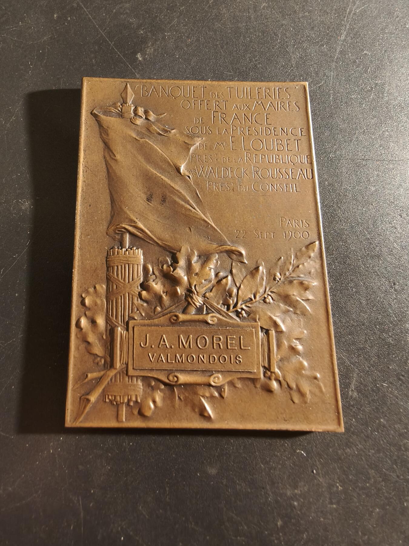 老王徽章第186期 法国1900年巴黎世博会市长宴会方形大铜章    大师维农作品     尺寸65×43mm      重量72.9g