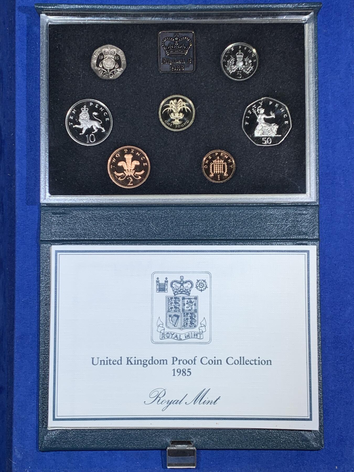 《竞宝斋》第468场 周日，周一 2场连拍 （全场包邮）欢迎送拍 英国1985年精制套币 带1枚1英镑威尔士韭葱精制纪念币 7枚币 盒证齐全 品相精美 高档盒装