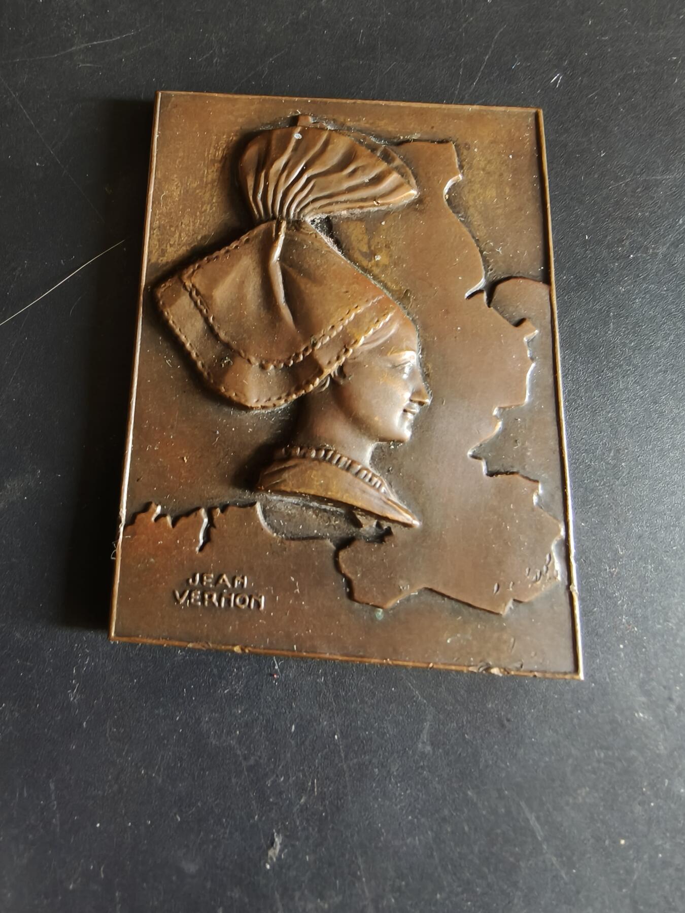 老王徽章第186期 法国《瑟堡新闻报》方形大铜章     高浮雕    大师维农作品     该报纸被誉为“解放后的法国第一日报”      尺寸50×66mm     重量116.1g