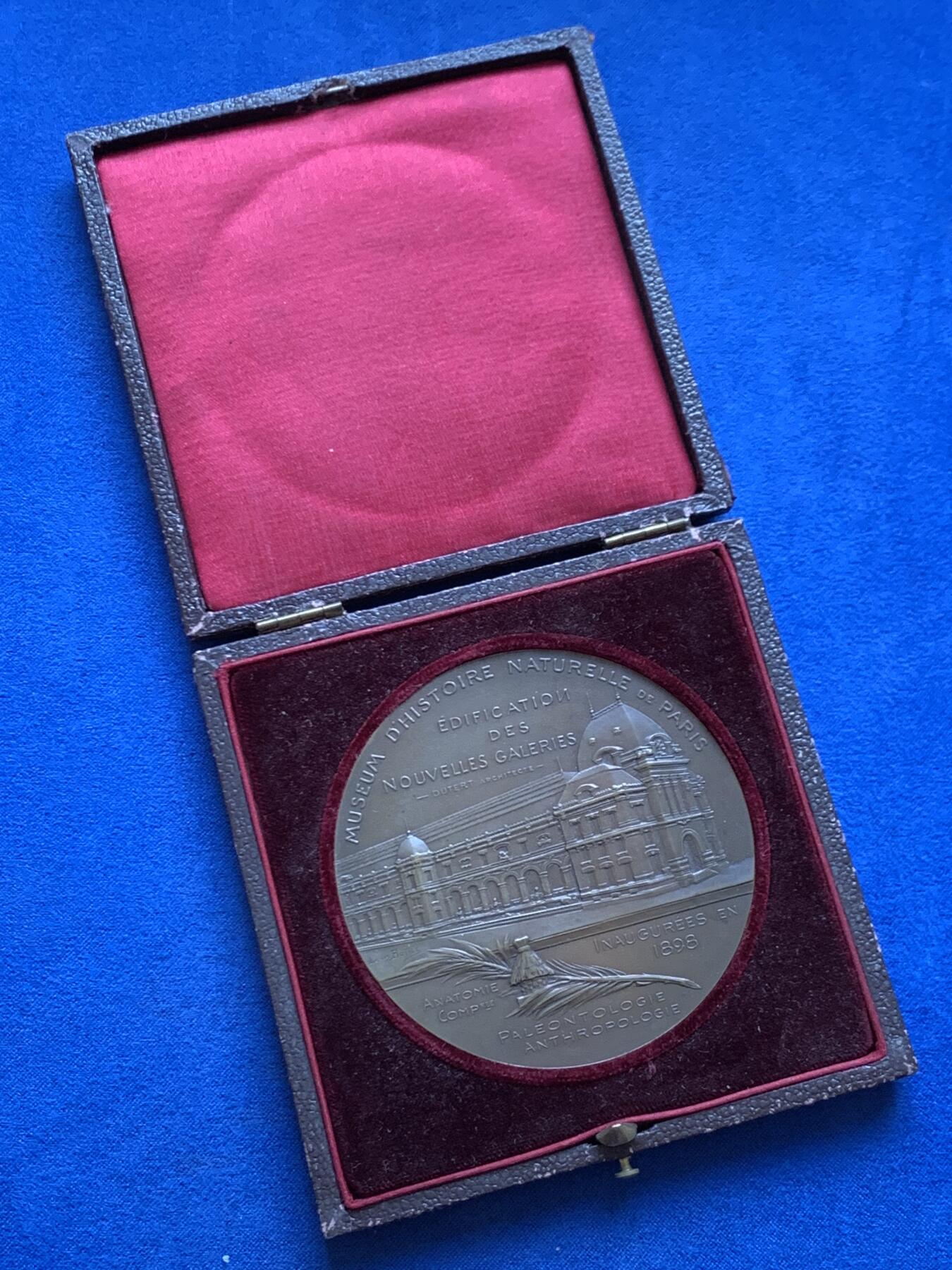 《竞宝斋》第468场 周日，周一 2场连拍 （全场包邮）欢迎送拍 1898年法国巴黎国立自然历史博物馆新馆落成纪念大铜章 148.5克 67.5mm 丰饶角铜标 带原盒 好品 稀有