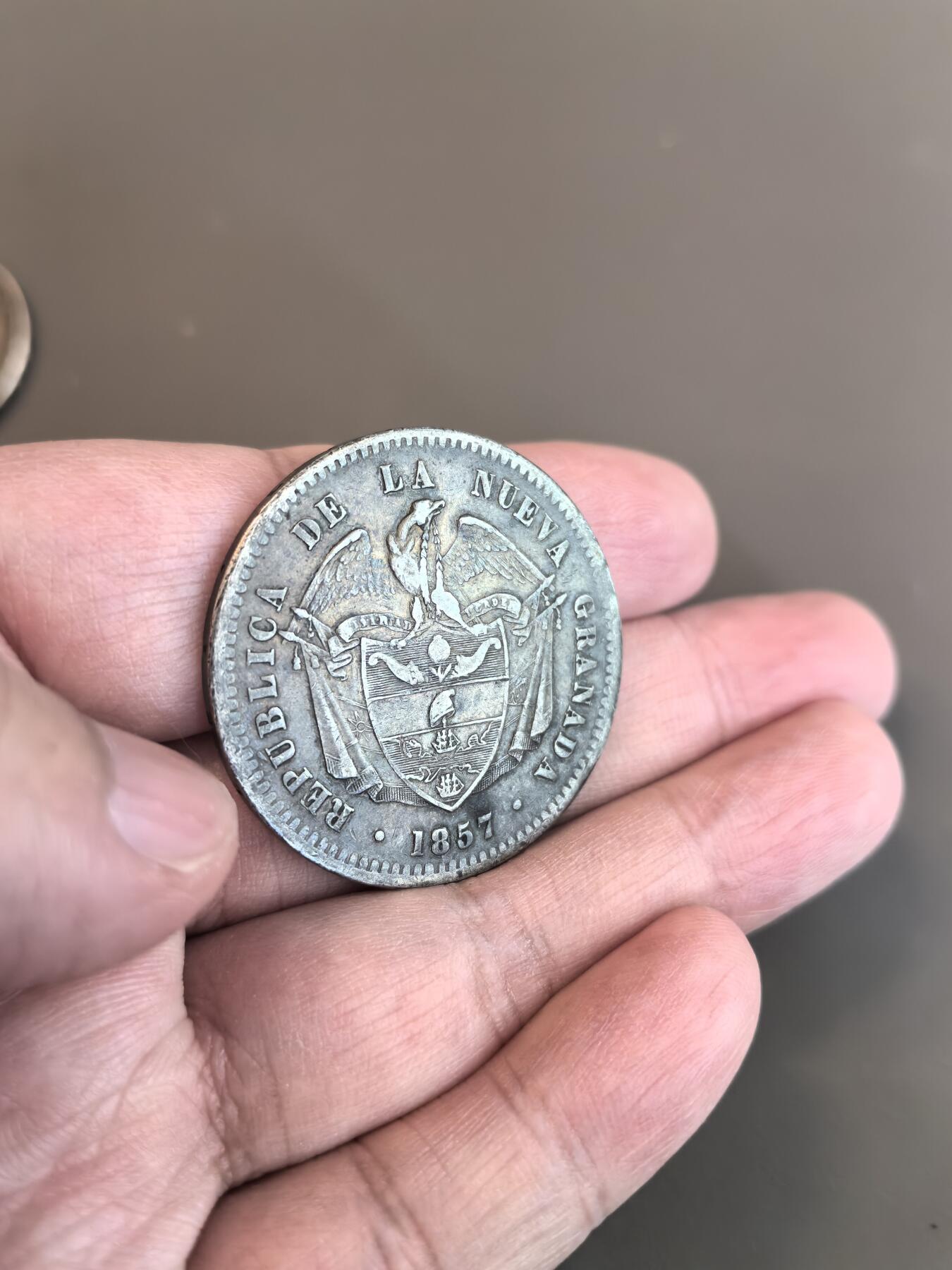 欧洲微章、铜章、银章和银币第三场 一枚新格拉纳达共和国（今哥伦比亚）1857年1比索银币，由波哥大造币厂铸造，属于1855-1858年发行的流通系列。 关键参数具体内容发行年份1857年面值1比索（Un Peso）材质含银量90%