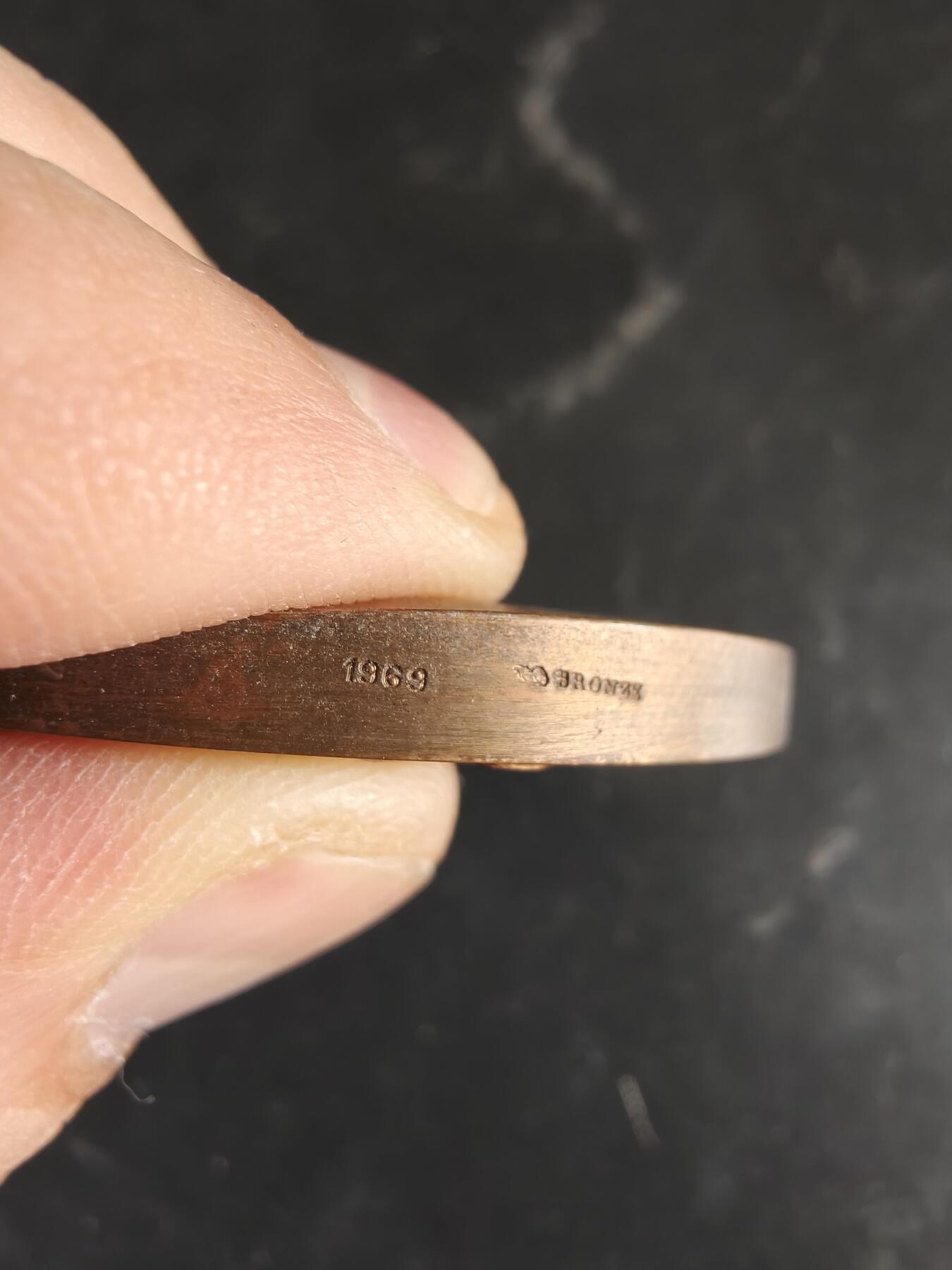 老王徽章第186期 法国参议员赠大铜章    原盒    大师杜布瓦作品    直径50mm    重量77.4g