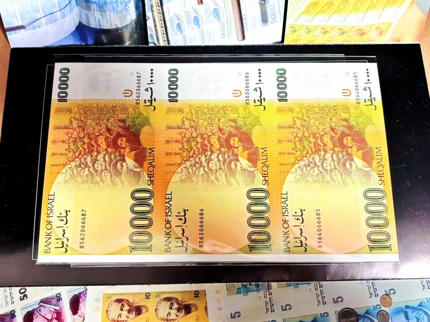 【Blue Auction】世界纸币精拍第792期——18级TOP拍卖/信誉/品质/专业/高效💫 【带册 三联体】以色列 10000新谢克尔 UNC品相 