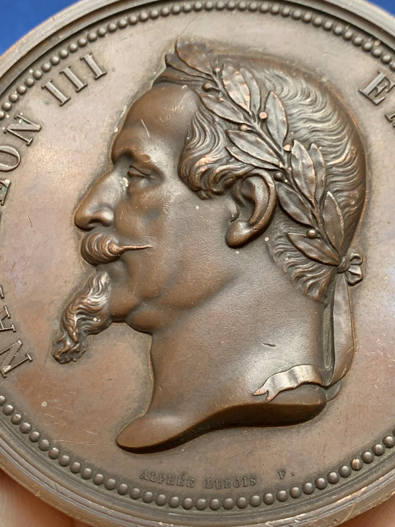 《竞宝斋》第468场 周日，周一 2场连拍 （全场包邮）欢迎送拍 1866年法兰西第二帝国滨海布洛涅国际渔业博览会纪念大铜章 254.1克 81mm 蜜蜂铜 原铸章 作者阿尔菲·杜布瓦，此枚以渔业为主题的奖章极为罕见。高品好细节，双面超高浮雕。