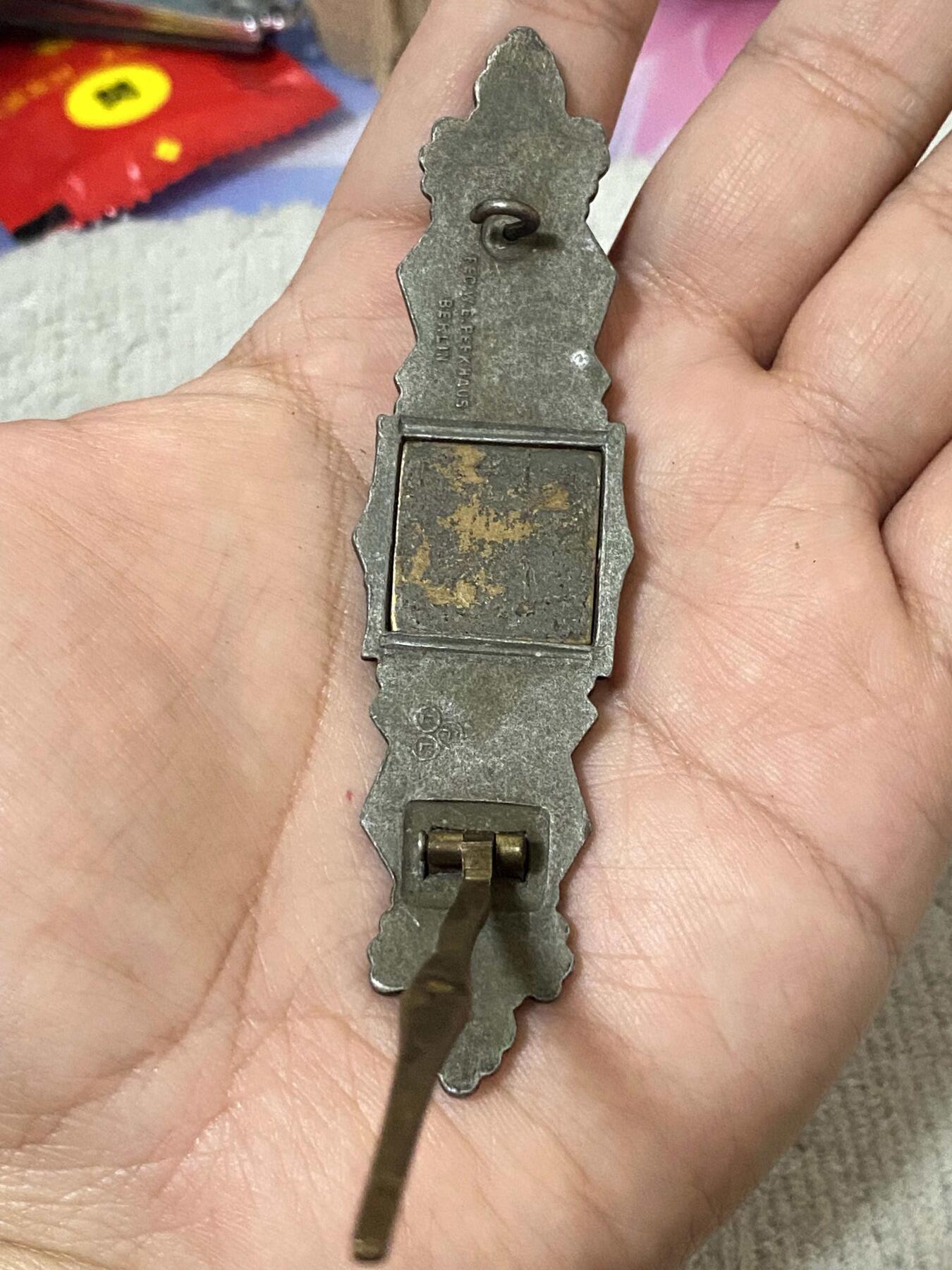 美德苏勋章奖章拍卖 本次各种都有 取消了保留价模式  德因原因只上2-3图 具体的想要的请联系我要完整图。都经过讨论未标明则全部是原品，保真 放心拍。3月4日晚上九点结束在麦稀奇 找不到的加我qq或者微信都是184277308备注苏章拍卖。