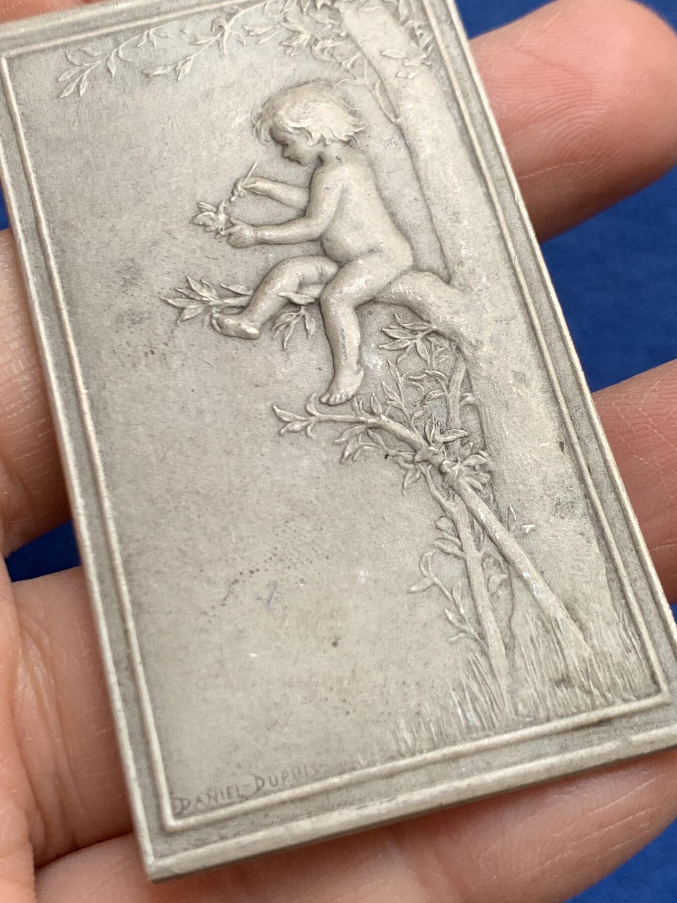 《竞宝斋》第468场 周日，周一 2场连拍 （全场包邮）欢迎送拍 法国 名家丹尼尔·杜普伊作《巢》方型纪念银章 59.5g 66*37.2mm 丰饶角1银边铭 好品