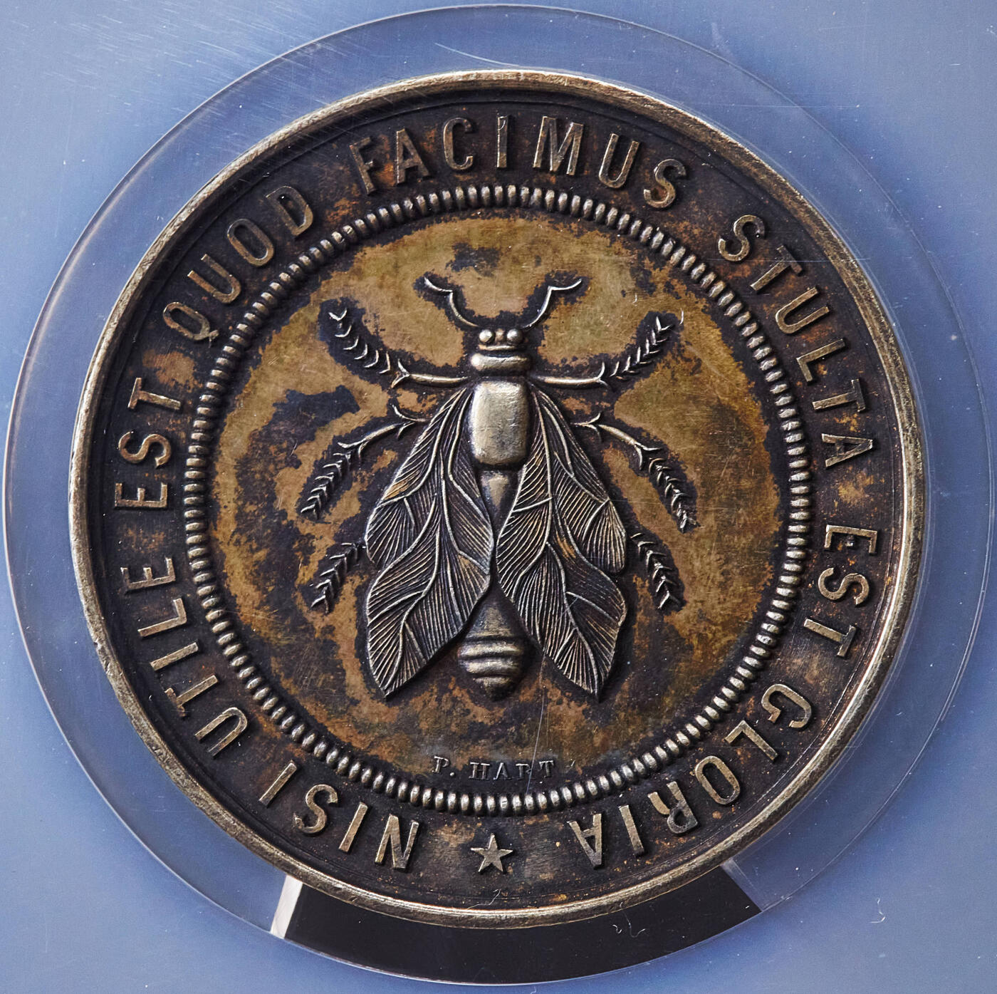 【俄甄集藏】2026年(049)03-18星期三 晚 19:30 全场包邮 比利时1873年埃诺省矿业与工业工程师协会镀金大银章，NGC MS61，蜜蜂设计精美，著名雕刻师哈特作品，授予阿尔方斯·布里亚特，直径：46mm，稀有品种