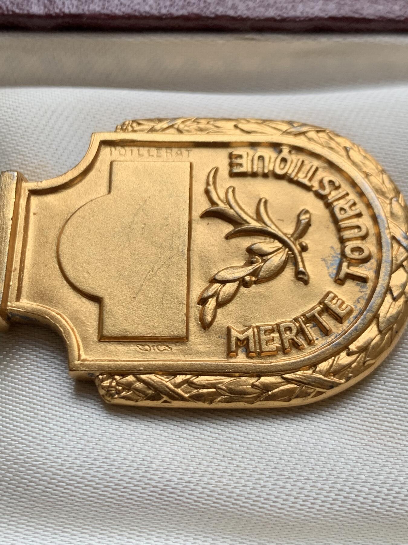 《竞宝斋》第468场 周日，周一 2场连拍 （全场包邮）欢迎送拍 法国文化部颁发旅游贡献奖 镀金银章，总重47克，带盒，银标在背面十点钟方向。