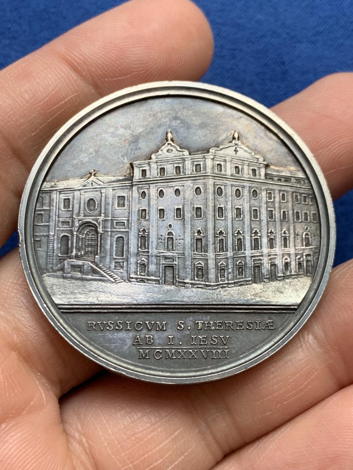 《竞宝斋》第468场 周日，周一 2场连拍 （全场包邮）欢迎送拍 梵蒂冈庇护十一世俄罗斯学院建城纪念大银章，品相佳，盒装，直径：43.7mm，重：36.6g