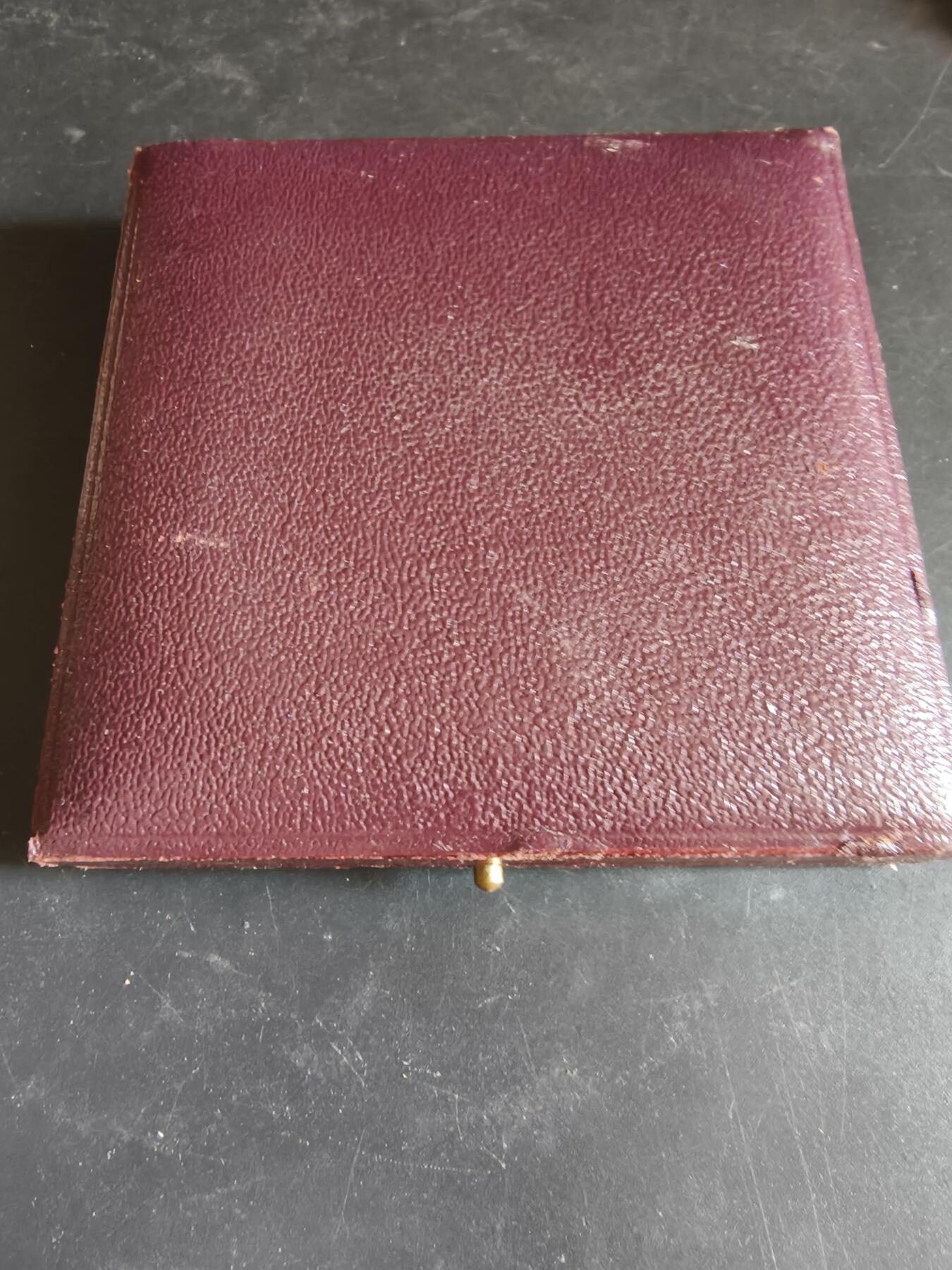 老王徽章第186期 法国里昂信贷银行25年服务镀金大铜章    原盒    大师皮列作品     直径80mm    重量285g