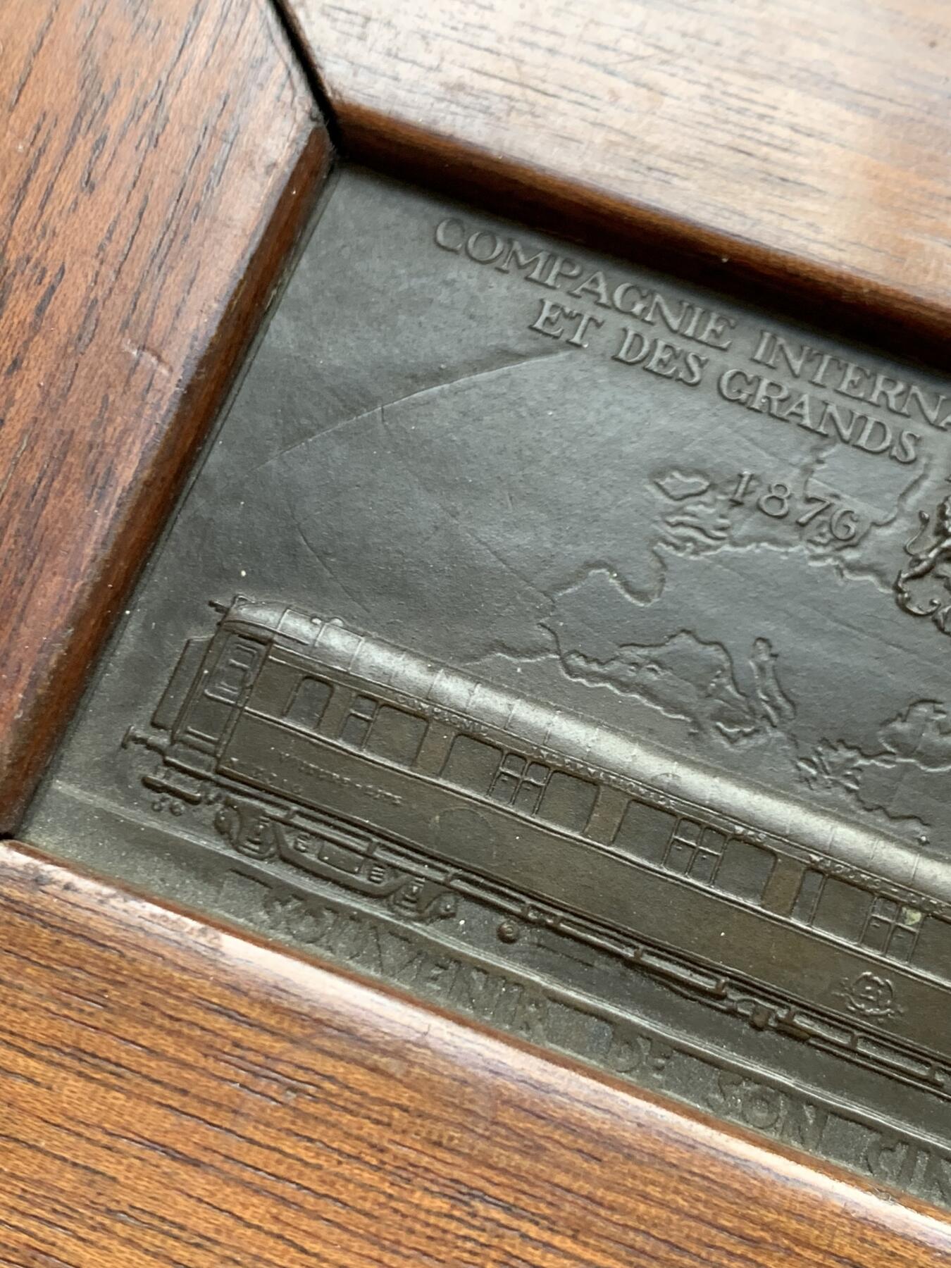 《竞宝斋》第468场 周日，周一 2场连拍 （全场包邮）欢迎送拍 1926年H.德罗普西设计法国国际卧铺车与欧洲大东方快车公司成立五十周年纪念高浮雕铜方章，本章工艺复杂，其中世界地图采用阴刻法，值得收藏。已装裱，可拆卸。总重227.8克，尺寸约104*150mm