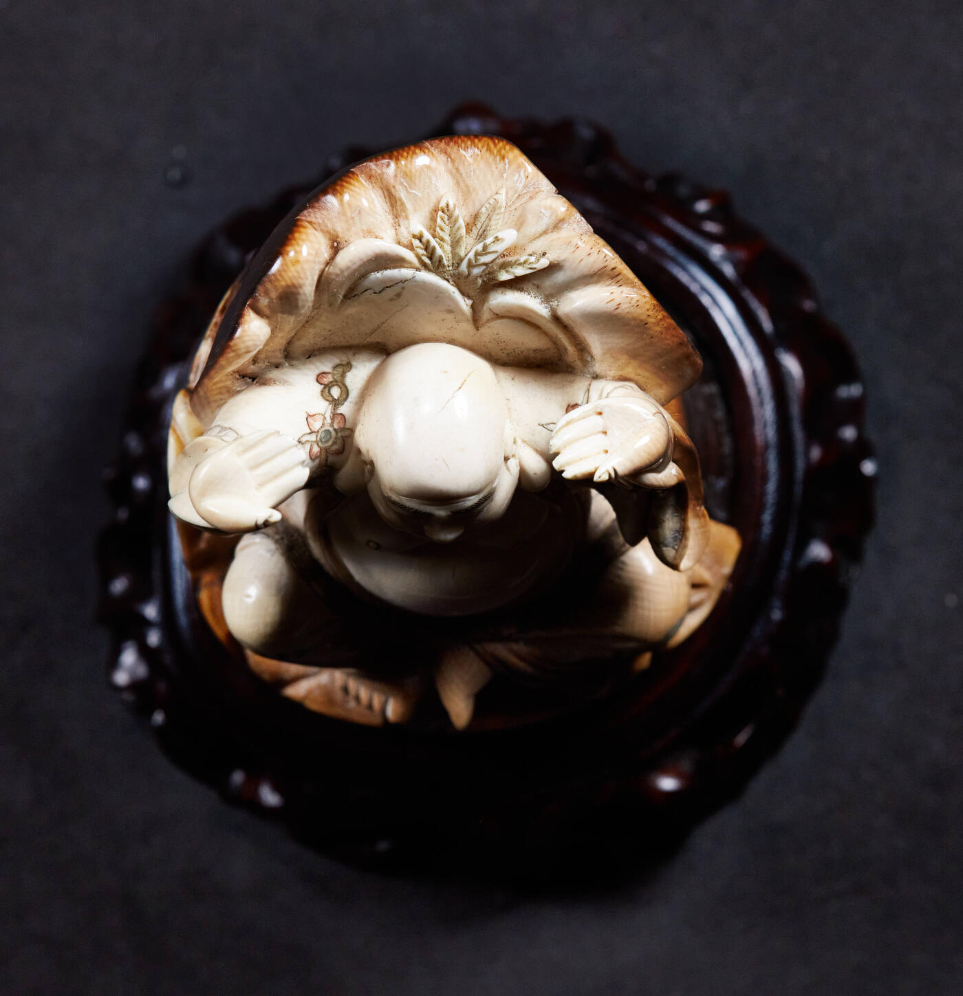 【俄甄集藏】2026年(049)03-18星期三 晚 19:30 全场包邮 日本大正时期古董彩绘白色珍贵材料弥勒佛摆件，高：90mm，宽：60mm，重量：299.5克，赠送木质底座与锦盒