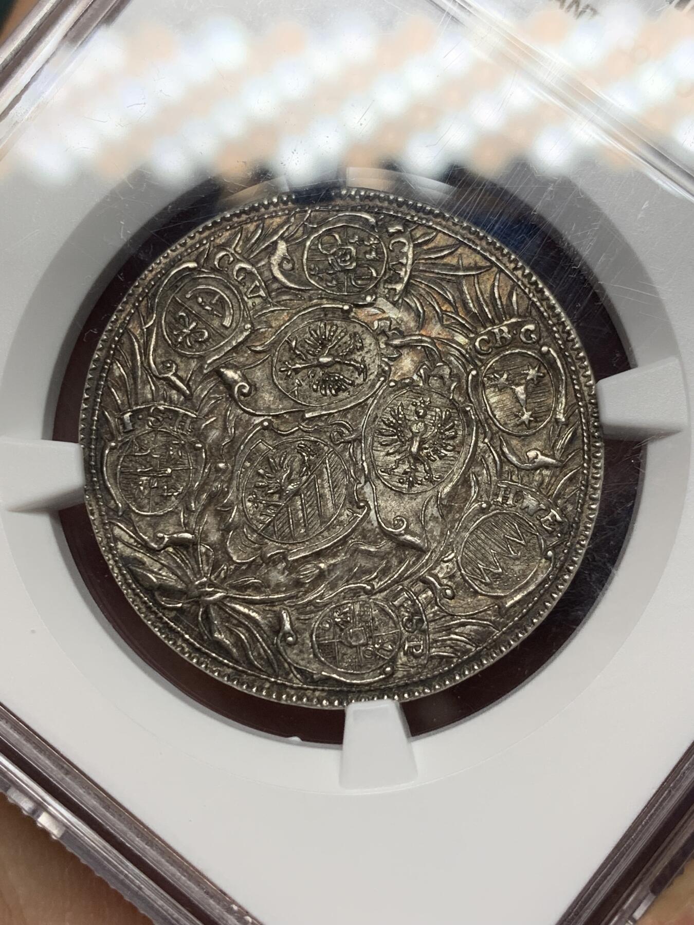 《竞宝斋》第468场 周日，周一 2场连拍 （全场包邮）欢迎送拍 NGC MS64 德国1733年纽伦堡花卉与盾徽银章，非常稀少的早期德系银章，极尽繁复华丽，工艺惊人，盾徽与花草的细节纤毫毕现。在半机制币的时代堪称天花板级别的炫技之作