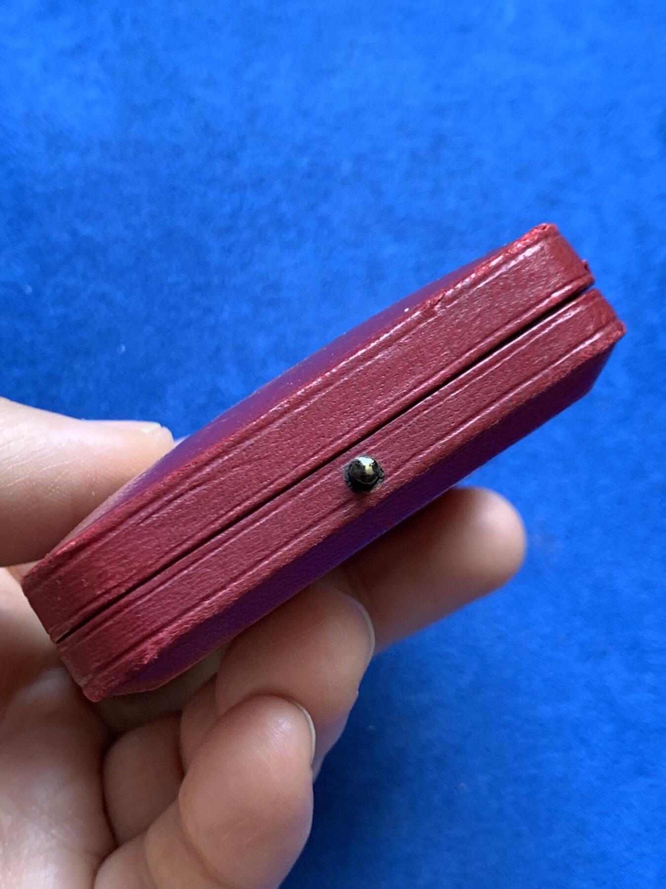 《竞宝斋》第468场 周日，周一 2场连拍 （全场包邮）欢迎送拍 英国19世纪拉格比公学（1567年办学，英国九大公学之一）无铭文铜章，盾徽细腻漂亮，整体铜光均匀，34.4克，38.9mm，带原盒