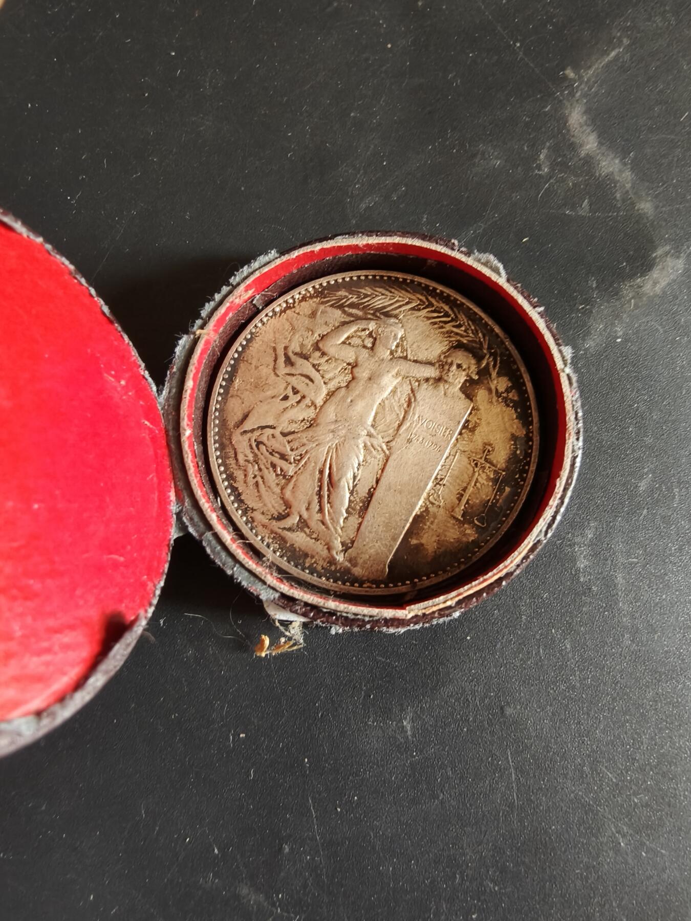 老王徽章第186期 法国化工联合会镀银大铜章    原盒     直径36mm    重量22.8g