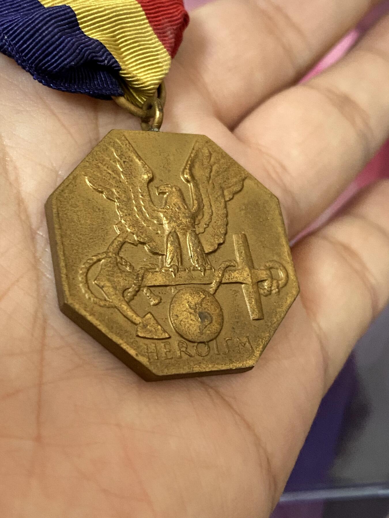 美德苏勋章奖章拍卖 本次各种都有 取消了保留价模式  德因原因只上2-3图 具体的想要的请联系我要完整图。都经过讨论未标明则全部是原品，保真 放心拍。3月4日晚上九点结束在麦稀奇 找不到的加我qq或者微信都是184277308备注苏章拍卖。