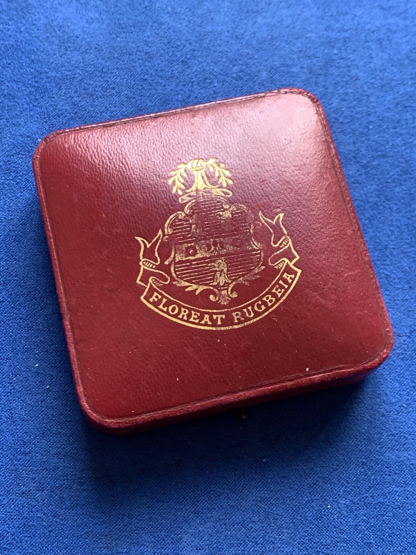 《竞宝斋》第468场 周日，周一 2场连拍 （全场包邮）欢迎送拍 英国19世纪拉格比公学（1567年办学，英国九大公学之一）无铭文铜章，盾徽细腻漂亮，整体铜光均匀，34.4克，38.9mm，带原盒