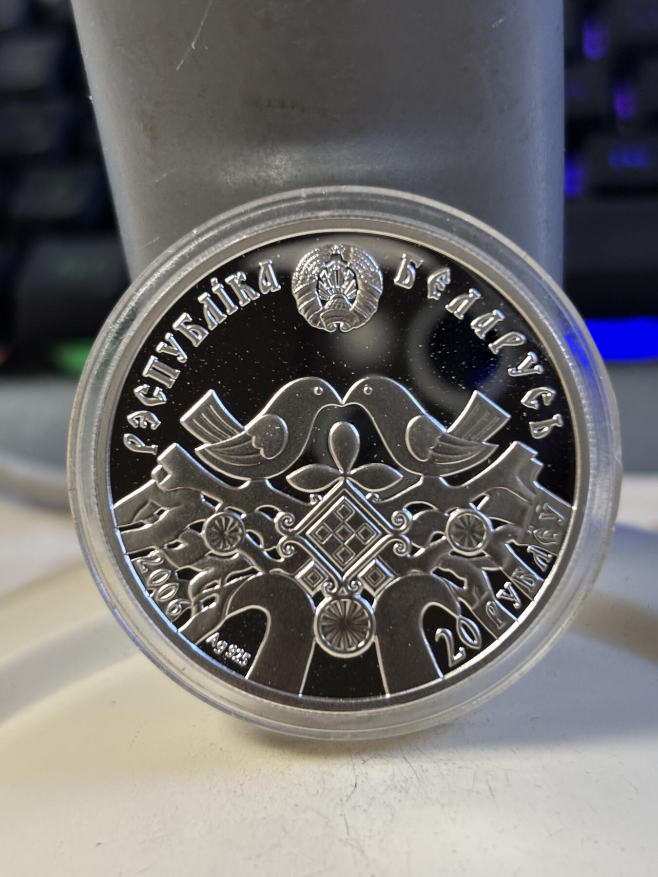 第193期拍卖 白俄罗斯2006年 斯拉夫人生活结婚戒指情侣对戒精制彩色纪念银币，925银，直径38.61毫米