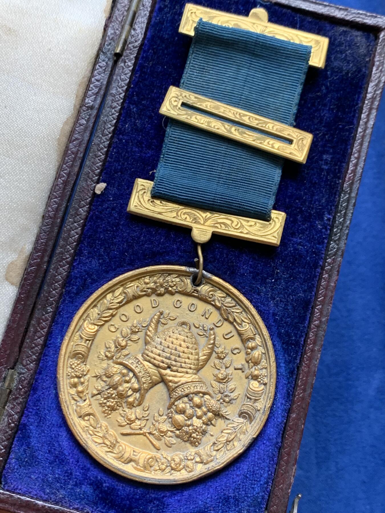 《竞宝斋》第468场 周日，周一 2场连拍 （全场包邮）欢迎送拍 英国19世纪行为良好白色金属镀金奖章，少见的行为良好镀金挂章，正面为丰饶角交叠于蜂房之下，品相好，带原盒，总重约36.1克。