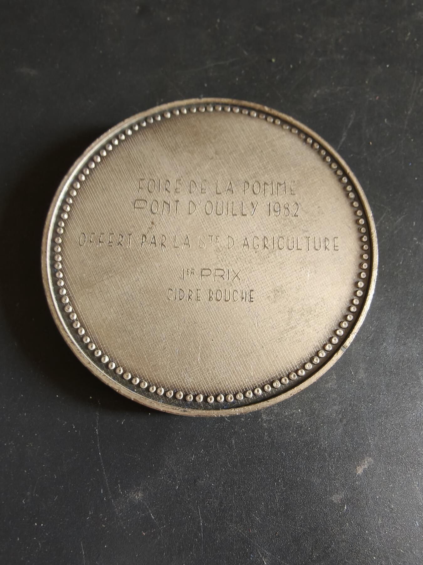 老王徽章第186期 法国1982年奥恩省蓬杜伊苹果博览会纪念章     原盒，盒子背面有损    正面为古希腊胜利女神    直径68mm    重量134.6g 