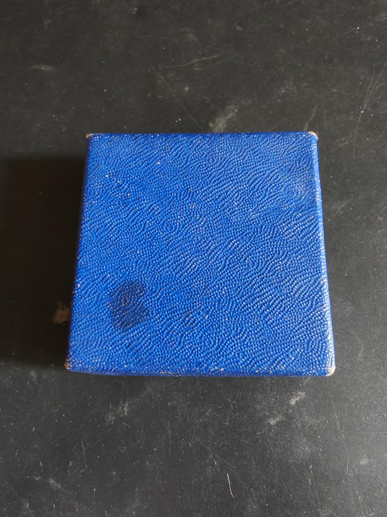 老王徽章第186期 法国诺曼底地区蓬杜伊镇纪念章    原盒     正面为“萨莫色雷斯尼克的胜利女神”     直径50mm    重量60.7g