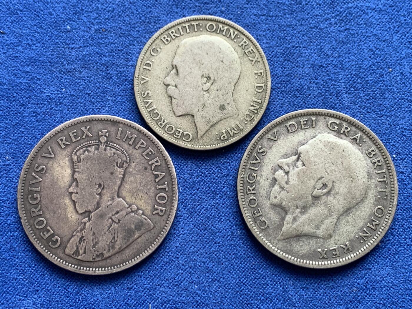 《竞宝斋》第468场 周日，周一 2场连拍 （全场包邮）欢迎送拍 三枚一组  南非1924年乔治五世2.5先令银币 800银 13.7克 + 英国乔治五世500银银币 1930年半克朗（13.85克） + 1921年1弗罗林（11克）总重38.6克