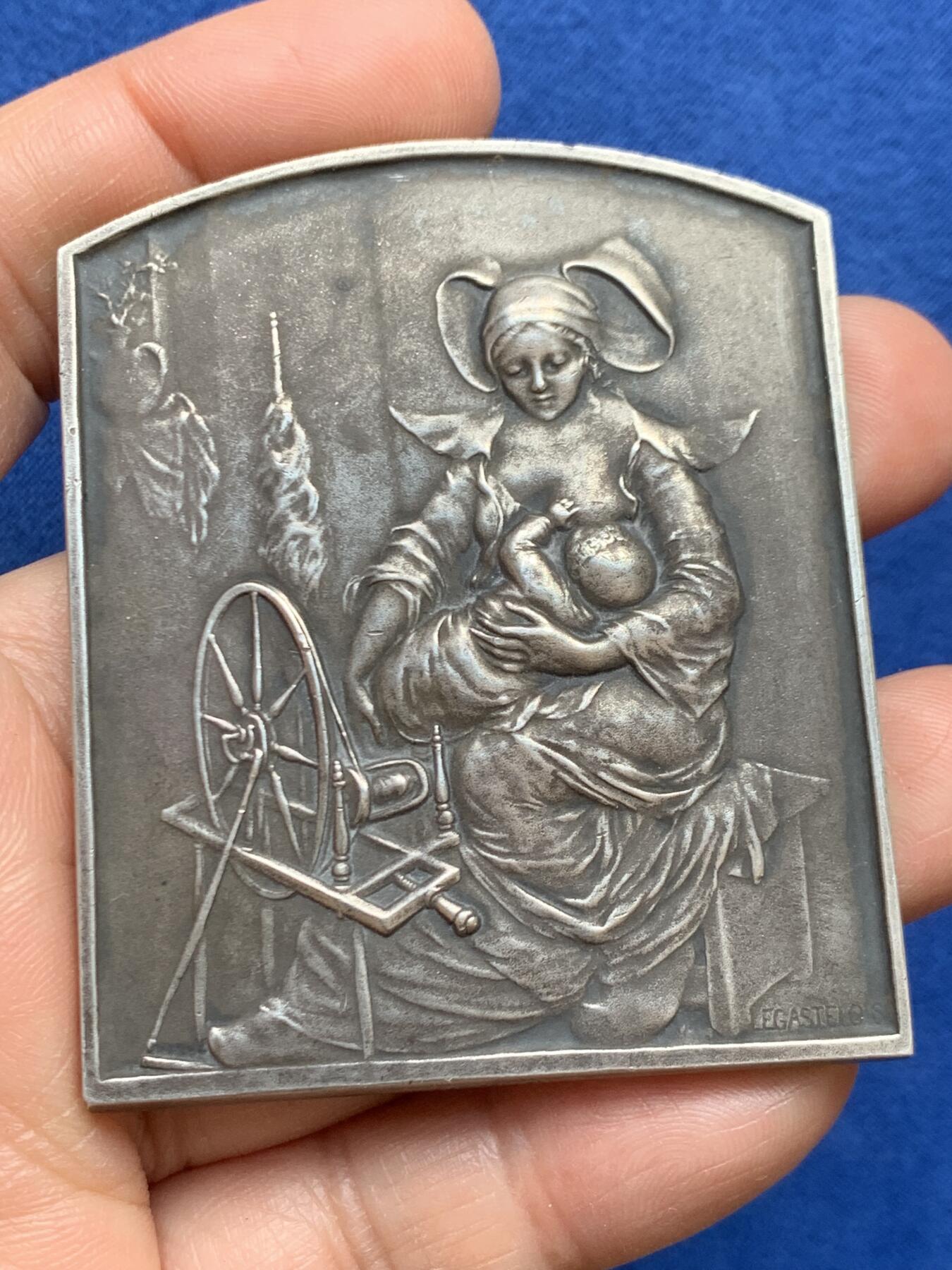 《竞宝斋》第468场 周日，周一 2场连拍 （全场包邮）欢迎送拍 名家名作Legastelois作《母爱》纪念大银章 111.3克 63*52.3mm 丰饶角2银标