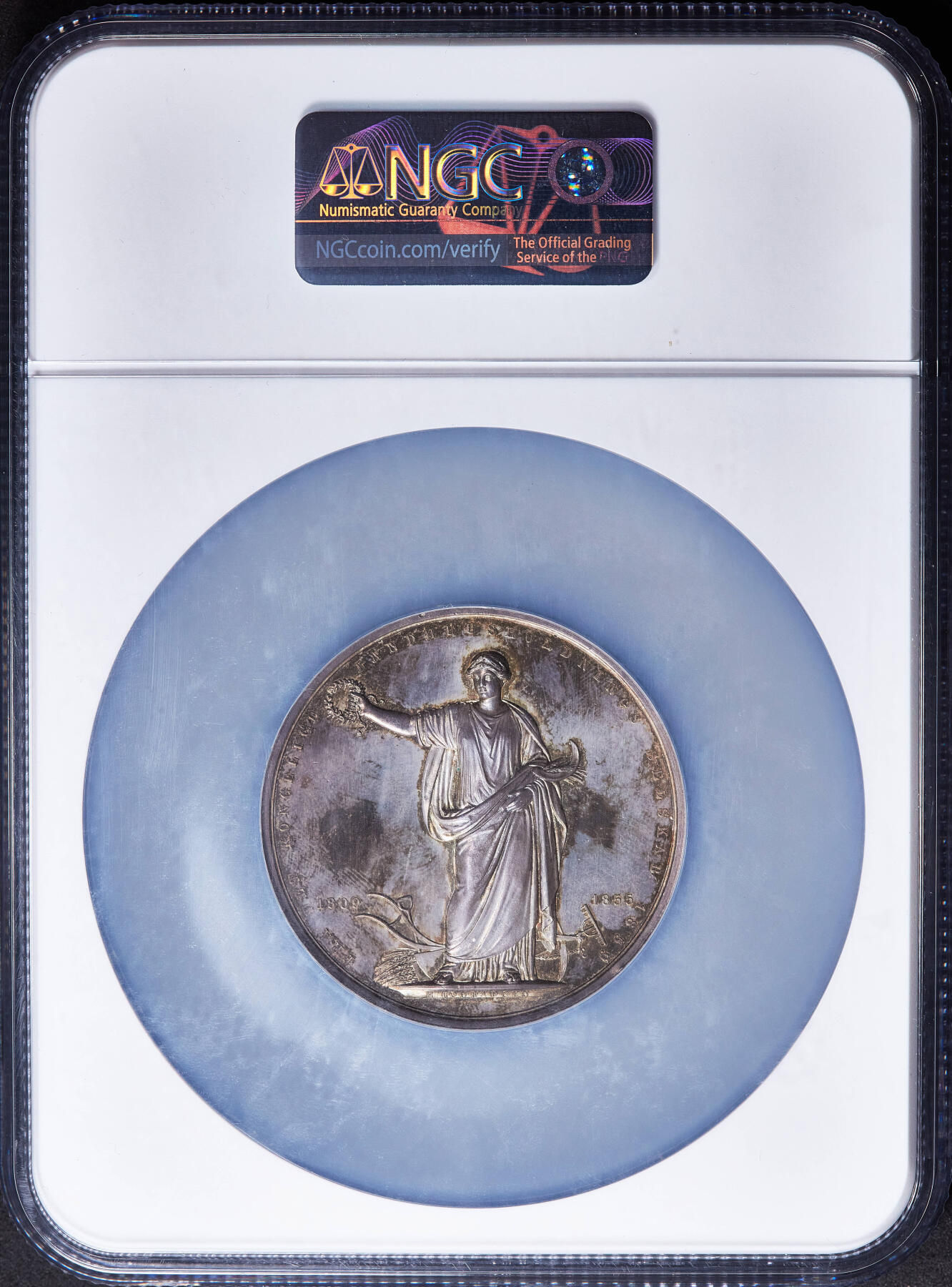 【俄甄集藏】2026年(049)03-18星期三 晚 19:30 全场包邮 丹麦1859年纪念公务员、艺术赞助人（安徒生挚友）乔纳斯·科林大银章，NGC UNCD，高浮雕，紫罗兰包浆，名家旧藏，雕刻师费德森作品，直径：52mm