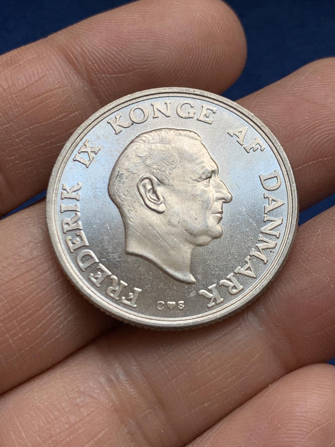 《竞宝斋》第468场 周日，周一 2场连拍 （全场包邮）欢迎送拍 丹麦1958年弗雷德里克九世-玛格丽特公主双面人像2克朗银币 800银 重约15克