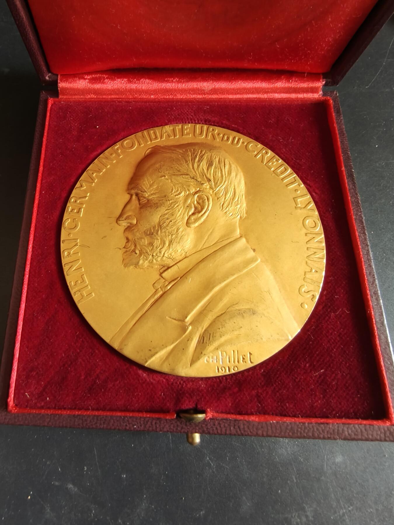老王徽章第186期 法国里昂信贷银行25年服务镀金大铜章    原盒    大师皮列作品     直径80mm    重量285g