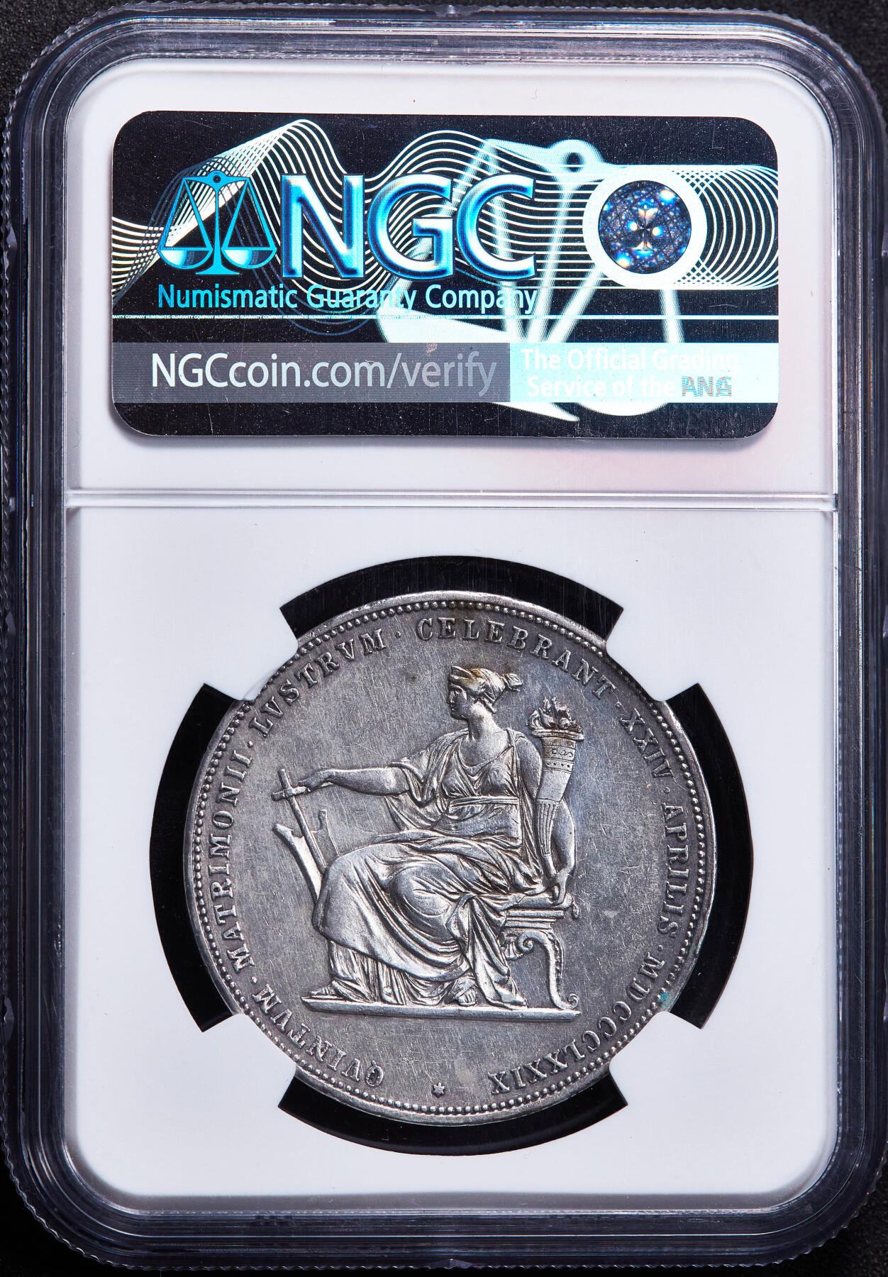 【俄甄集藏】2026年(049)03-18星期三 晚 19:30 全场包邮 奥地利1879年弗朗茨一世与茜茜公主银婚纪念2弗洛林银币，NGC UNCD，细节犀利，名誉品种，盒体边缘有小磕损，见详图