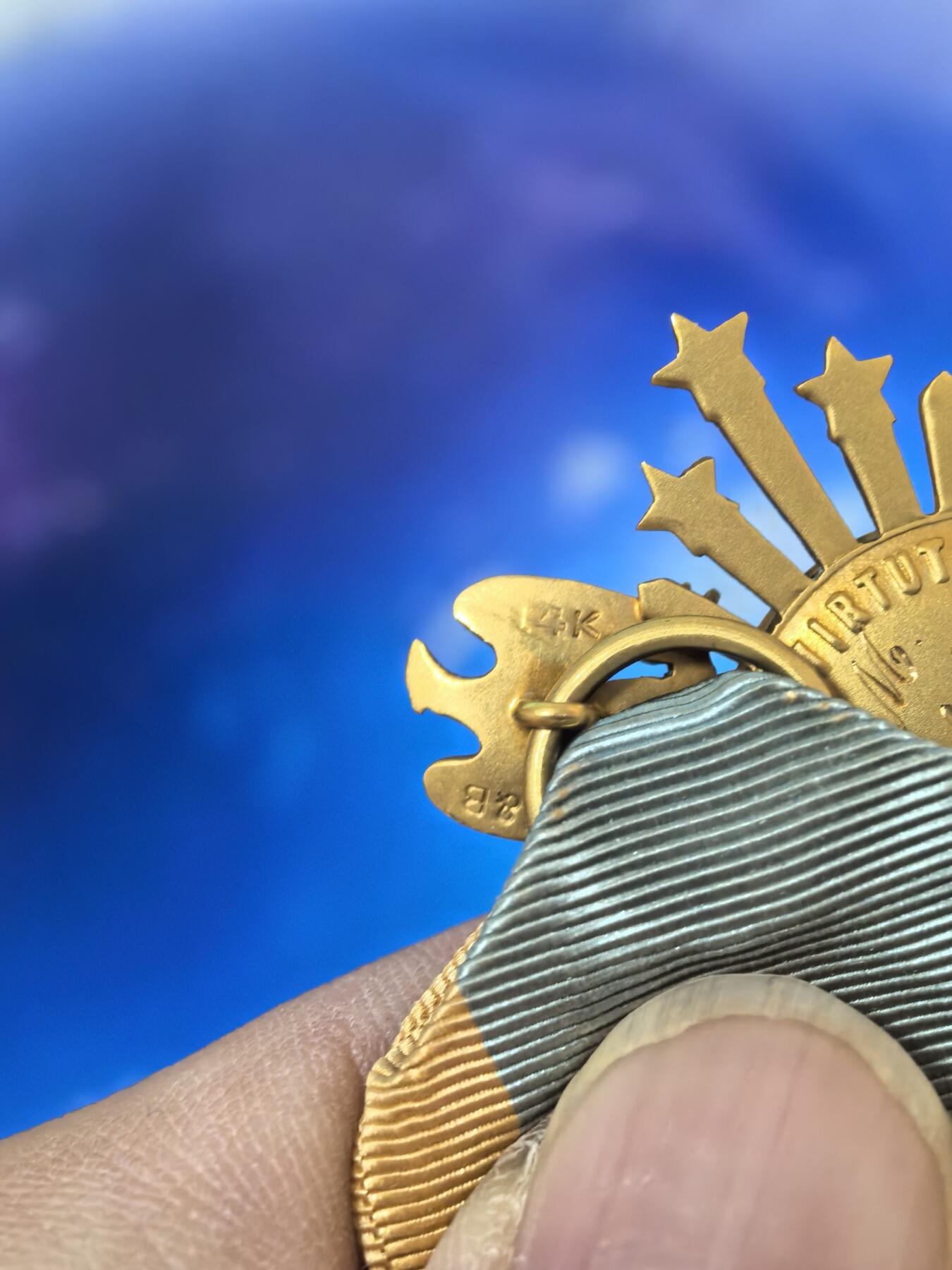 美德苏勋章奖章拍卖 本次各种都有 取消了保留价模式  德因原因只上2-3图 具体的想要的请联系我要完整图。都经过讨论未标明则全部是原品，保真 放心拍。3月4日晚上九点结束在麦稀奇 找不到的加我qq或者微信都是184277308备注苏章拍卖。 美国殖民贵妇人全国协会 新罕布什尔州 会员章 14k金 整体17克  背面有得主信息 感兴趣的可以查 肯定是知名人物 编号 1920年颁发 有14K金标识 制造商BB&B 专门制作高品质政府章 非常稀有 不是后期镀金版本