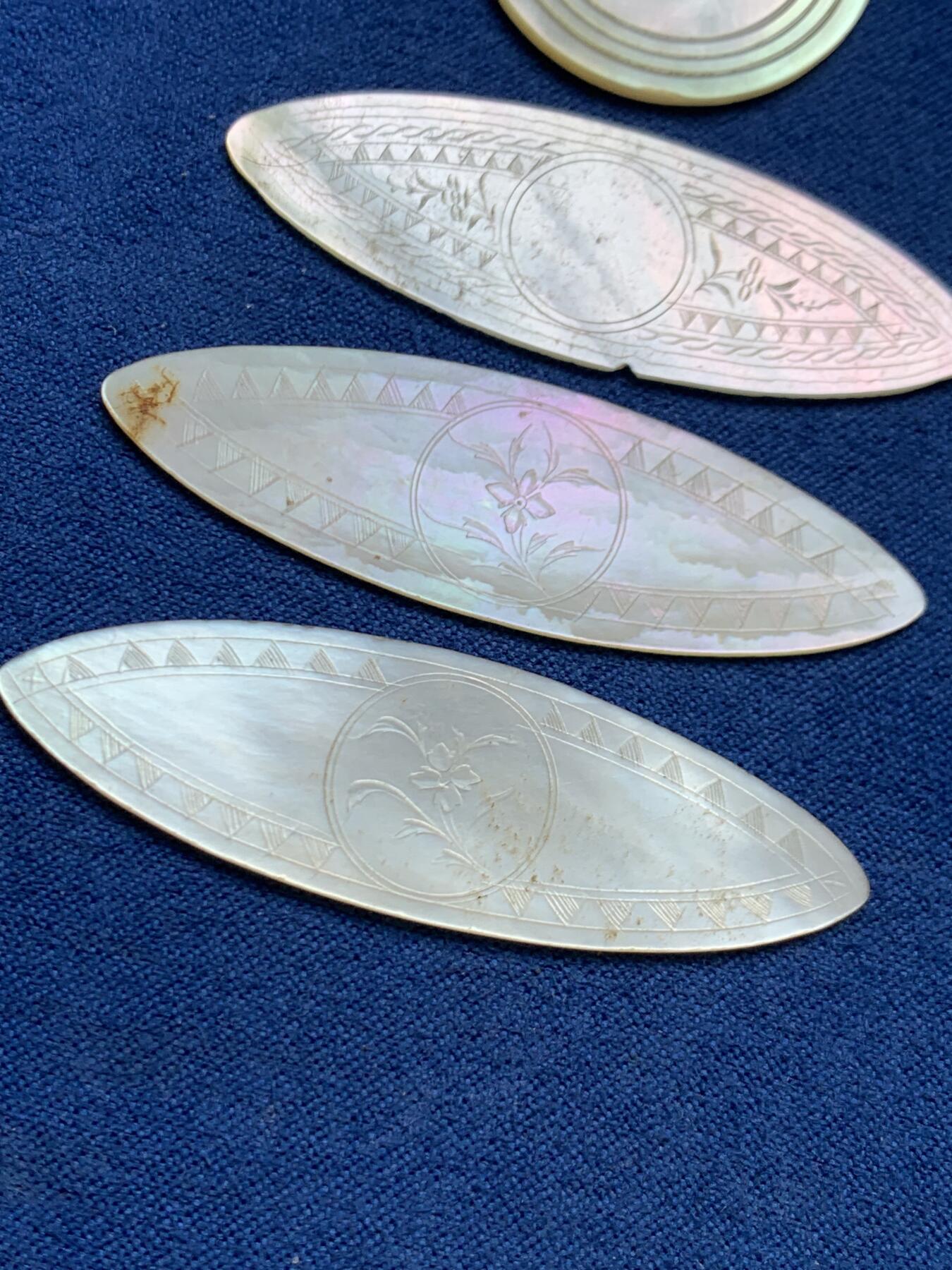 《竞宝斋》第468场 周日，周一 2场连拍 （全场包邮）欢迎送拍 四枚一组 英国一线回流清螺钿贝母筹码。菱形或椭圆形，手工精雕，莹光宝气。