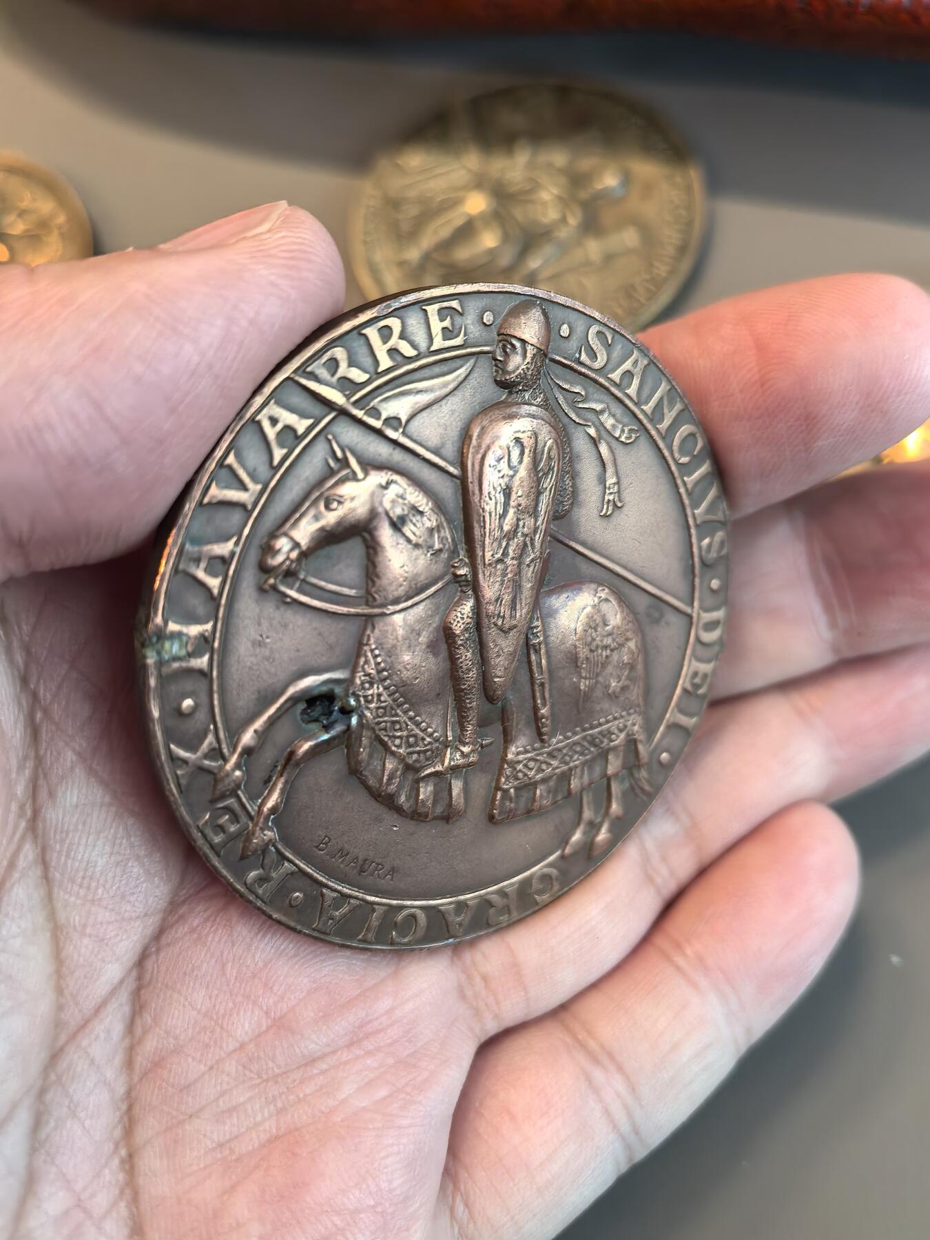 欧洲微章、铜章、银章和银币第三场 西班牙“拉斯纳瓦斯德托洛萨战役七百周年纪念章”由著名雕刻家巴托洛梅·毛拉（Bartolomé Maura y Montaner）于1912年设计。