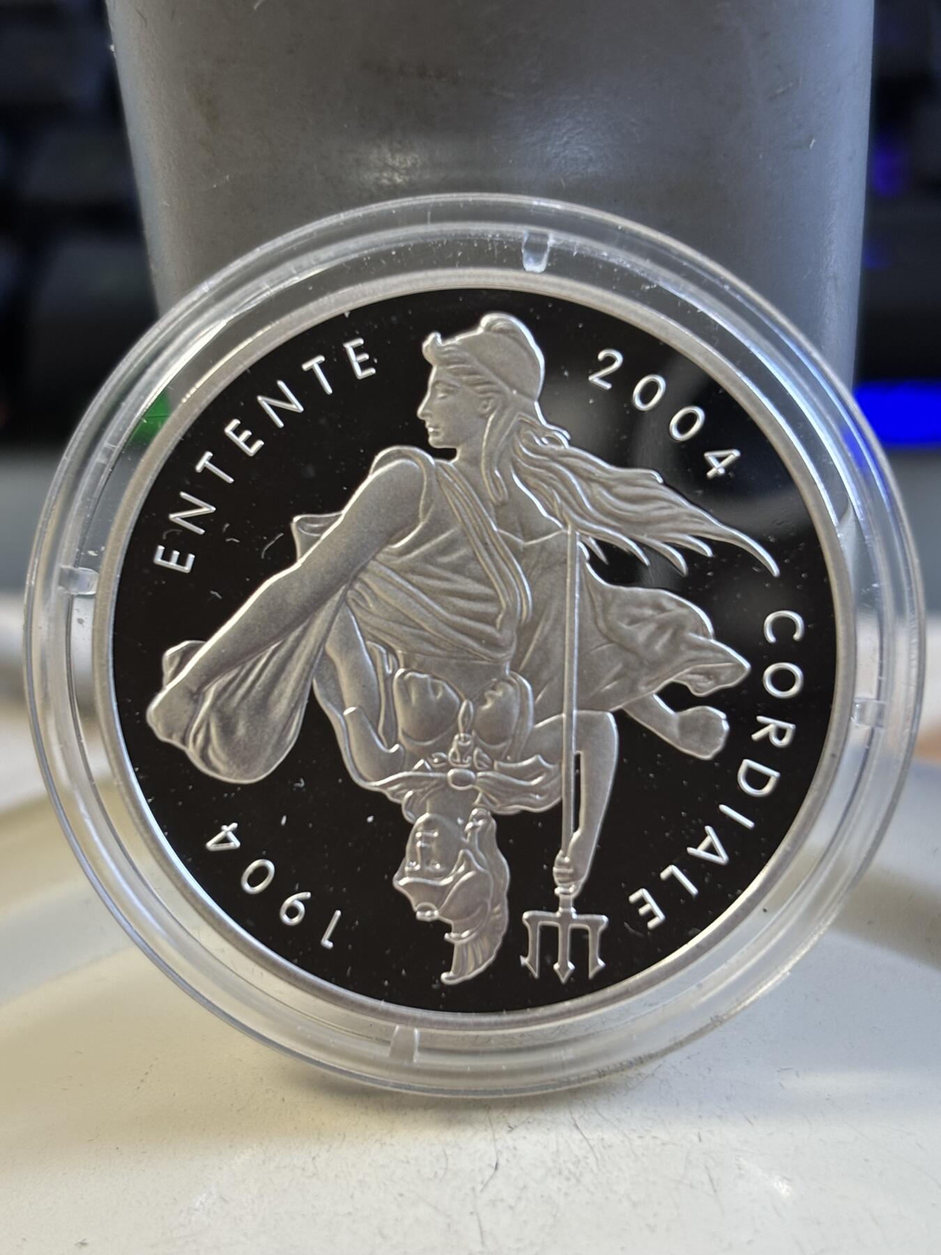 第193期拍卖 英国法国2004年英法友好协议100年纪念银币2枚套装，英国925银，28.28克，法国900银，22.2克