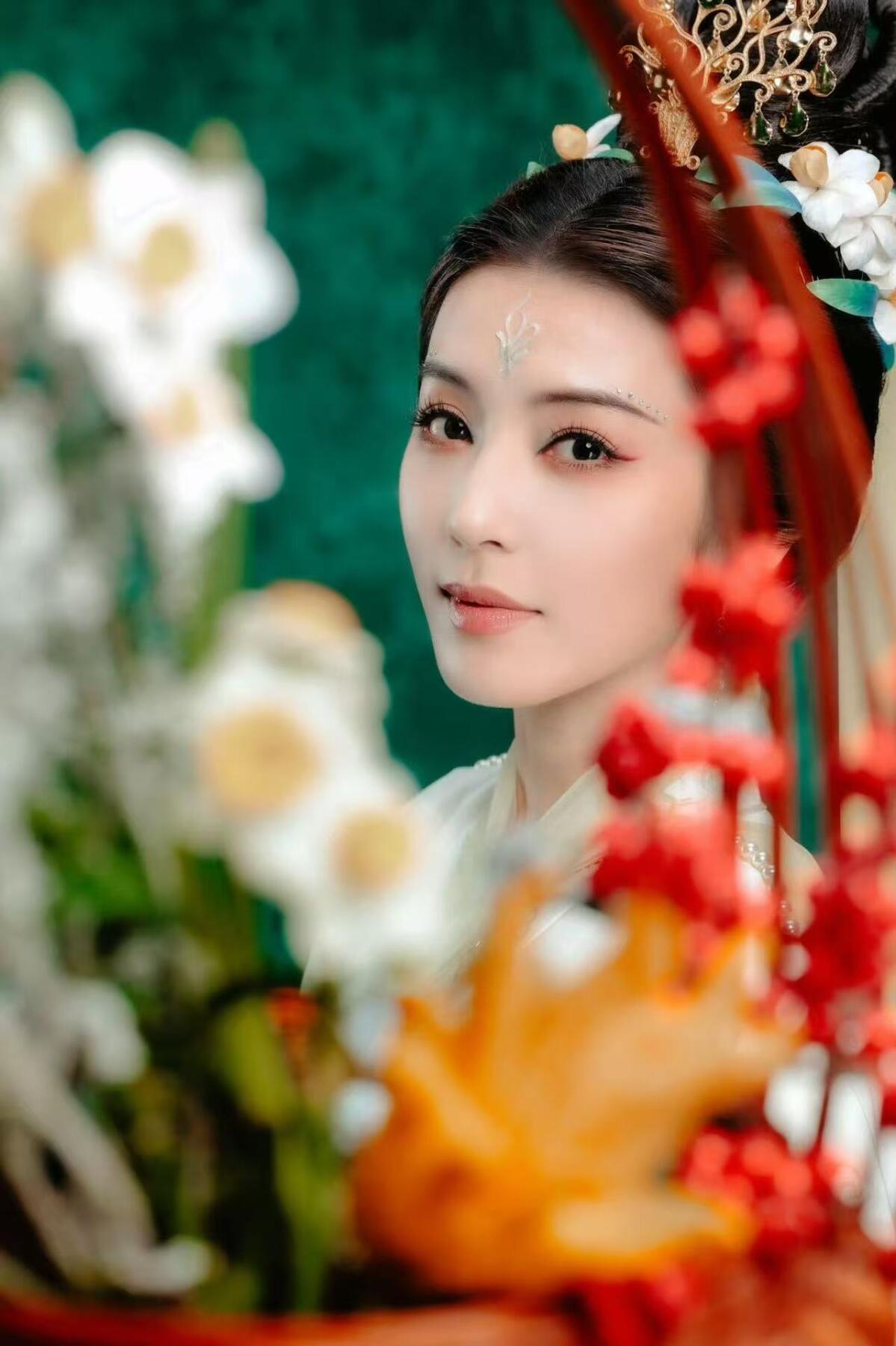 零元拍：凌波踏月，岁序归圆。2026马年春晚《贺花神》腊月水仙花神，越剧名家李云霄亲签水仙花神洛神甄宓春帖